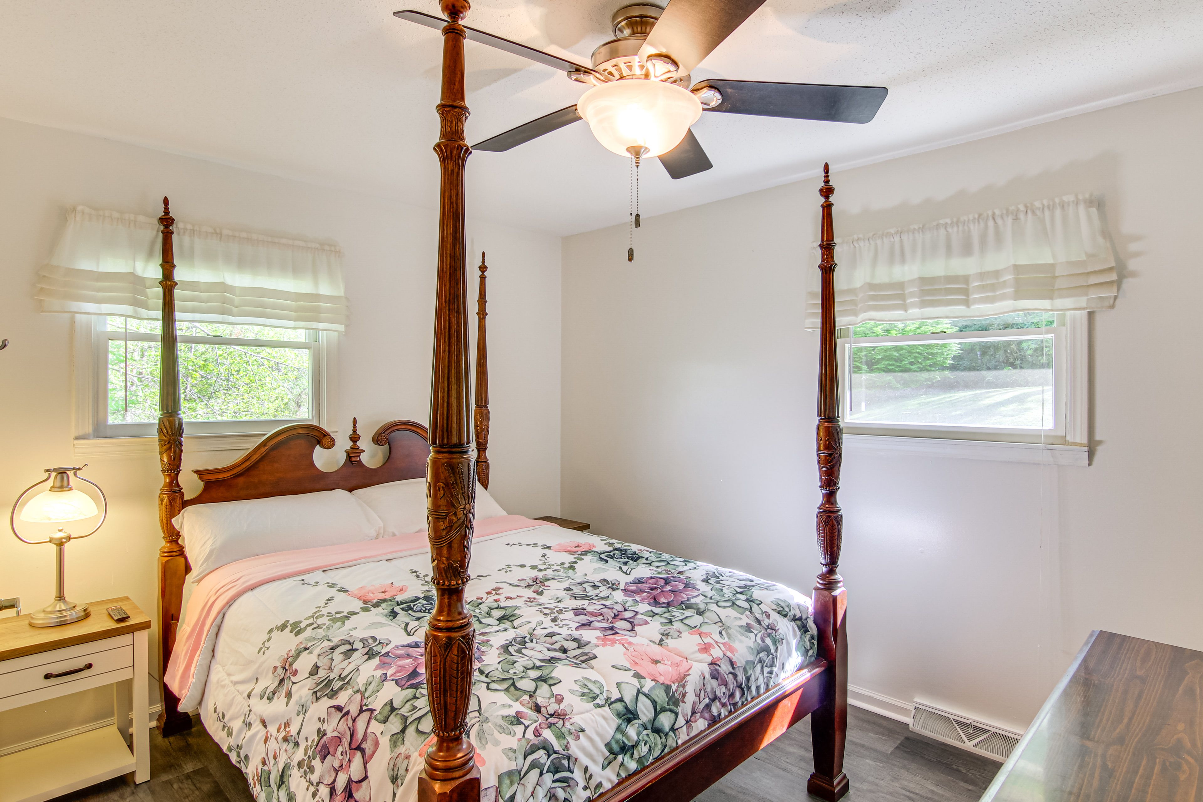 Bedroom 2 | Queen Bed | 1st Floor | Linens Provided