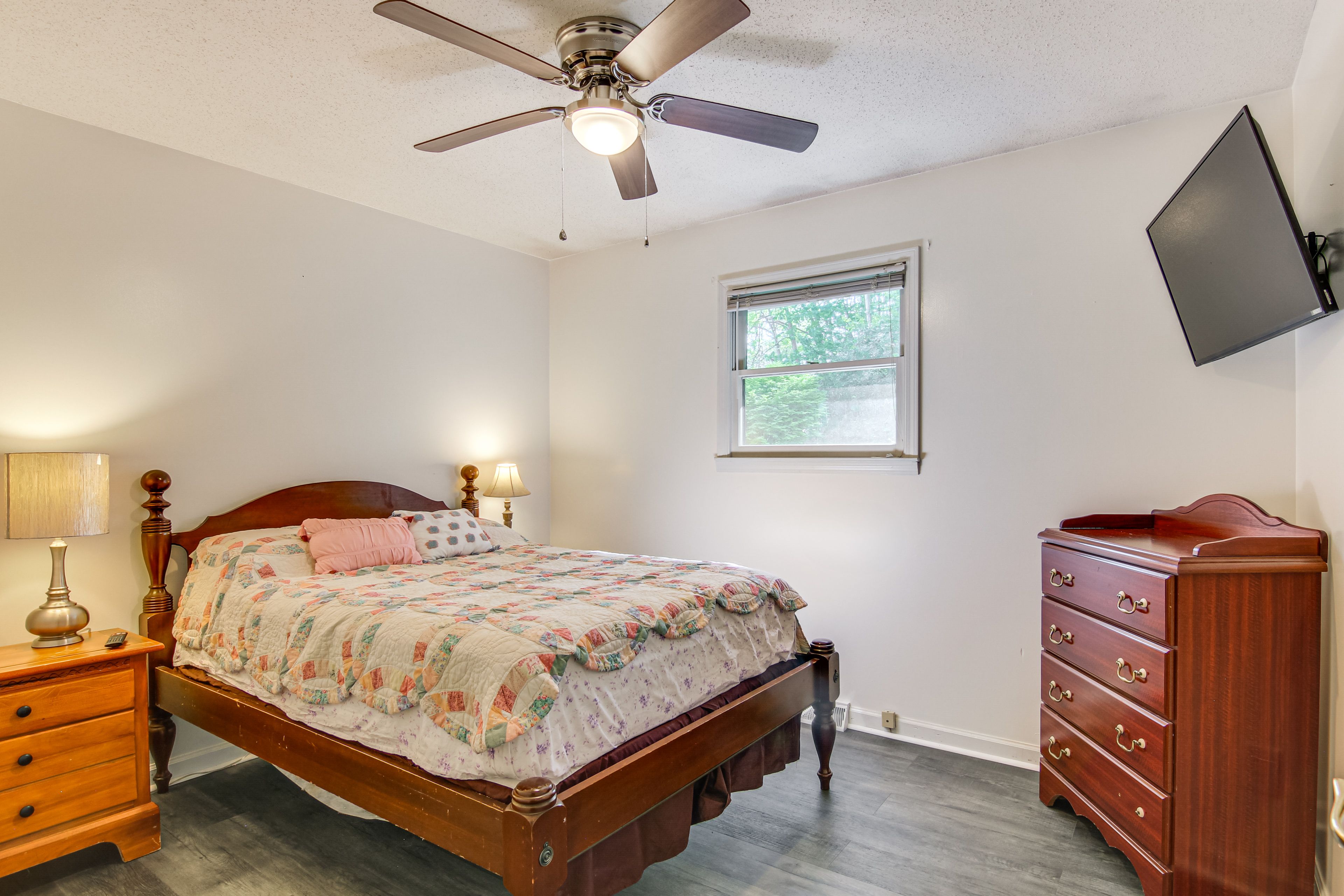 Bedroom 3 | Full Bed | 1st Floor | Smart TV