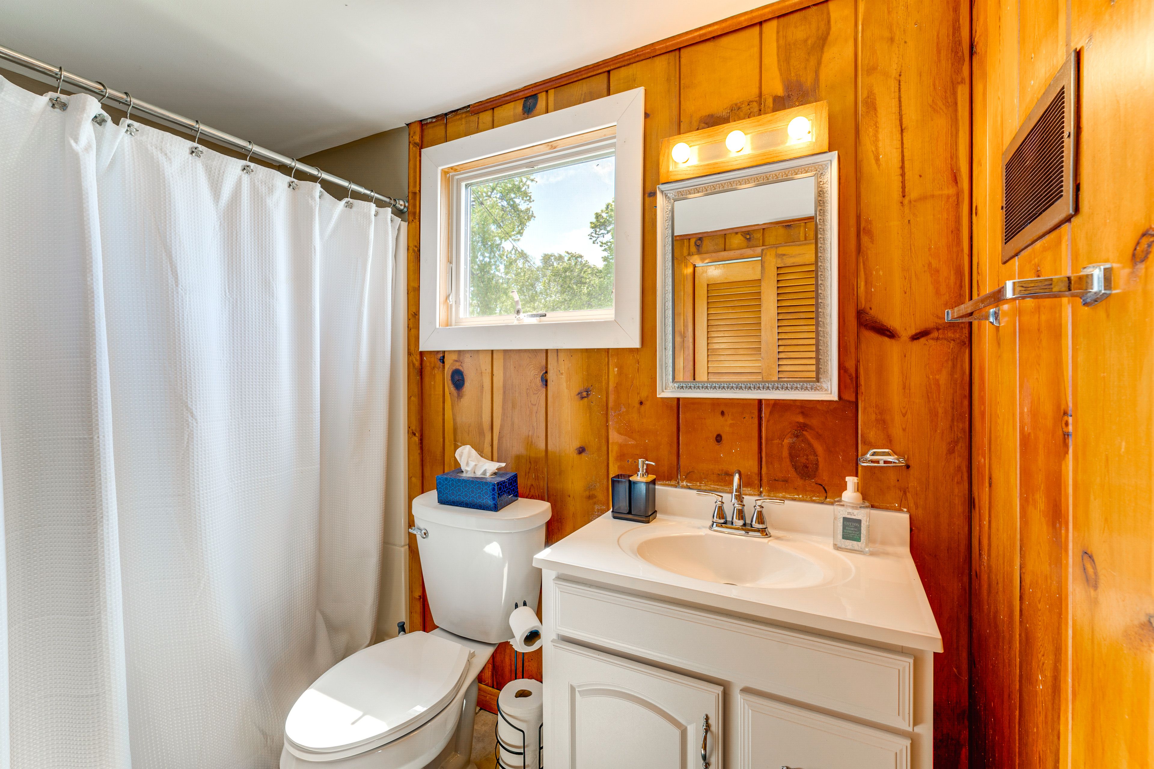 Bathroom | 2nd Floor