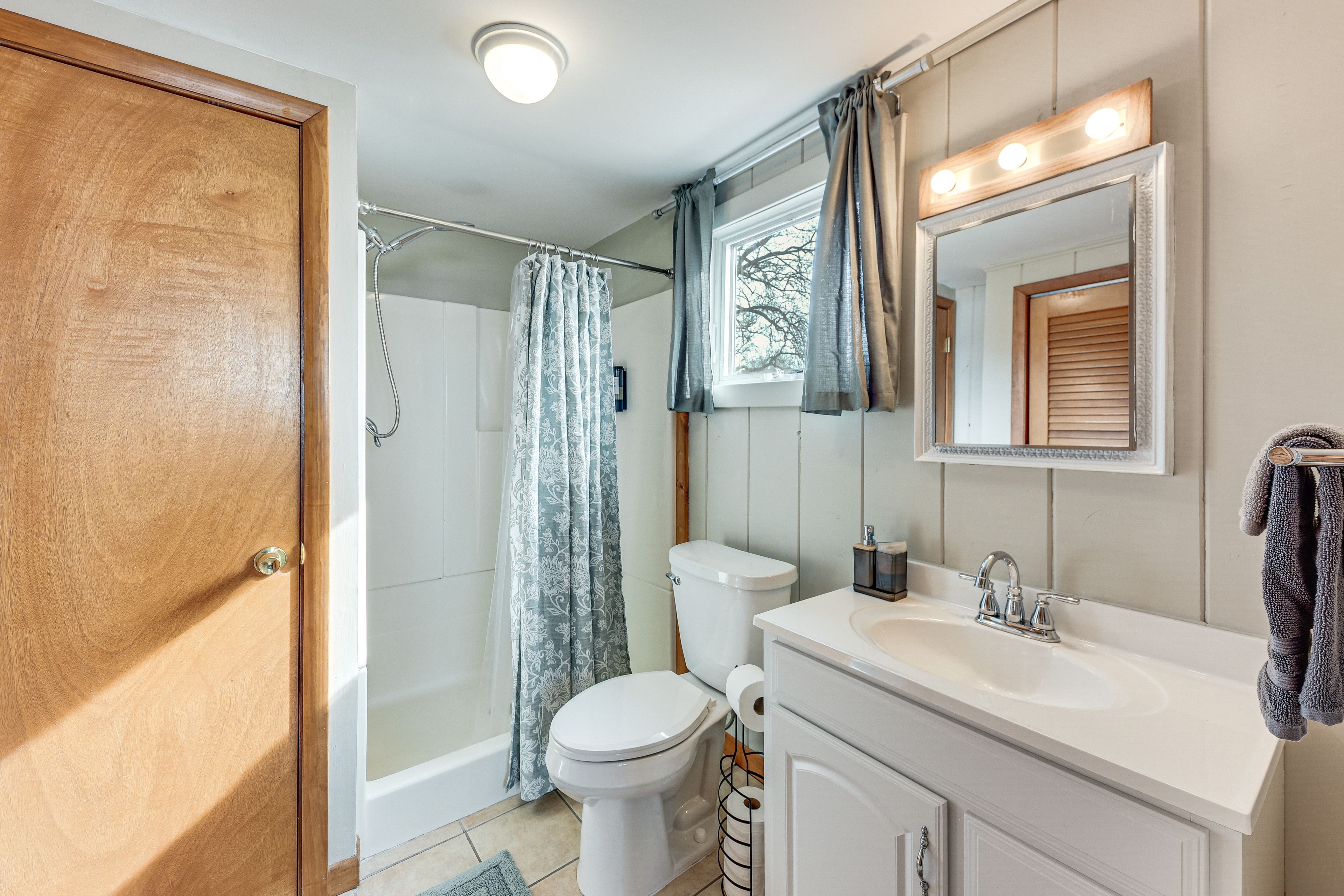 Full Bathroom | 2nd Floor