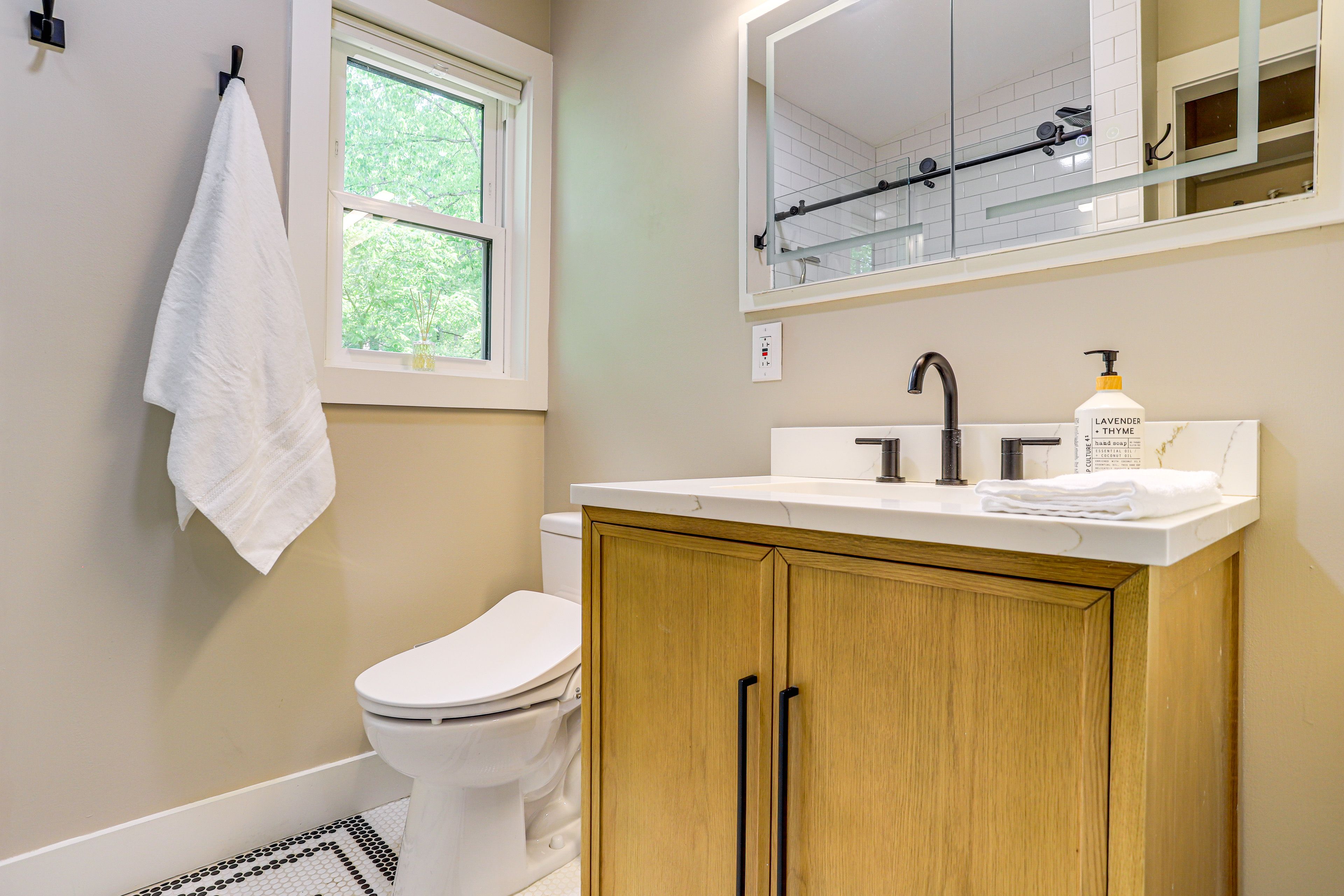 Full Bathroom | Main Floor | Towels Provided