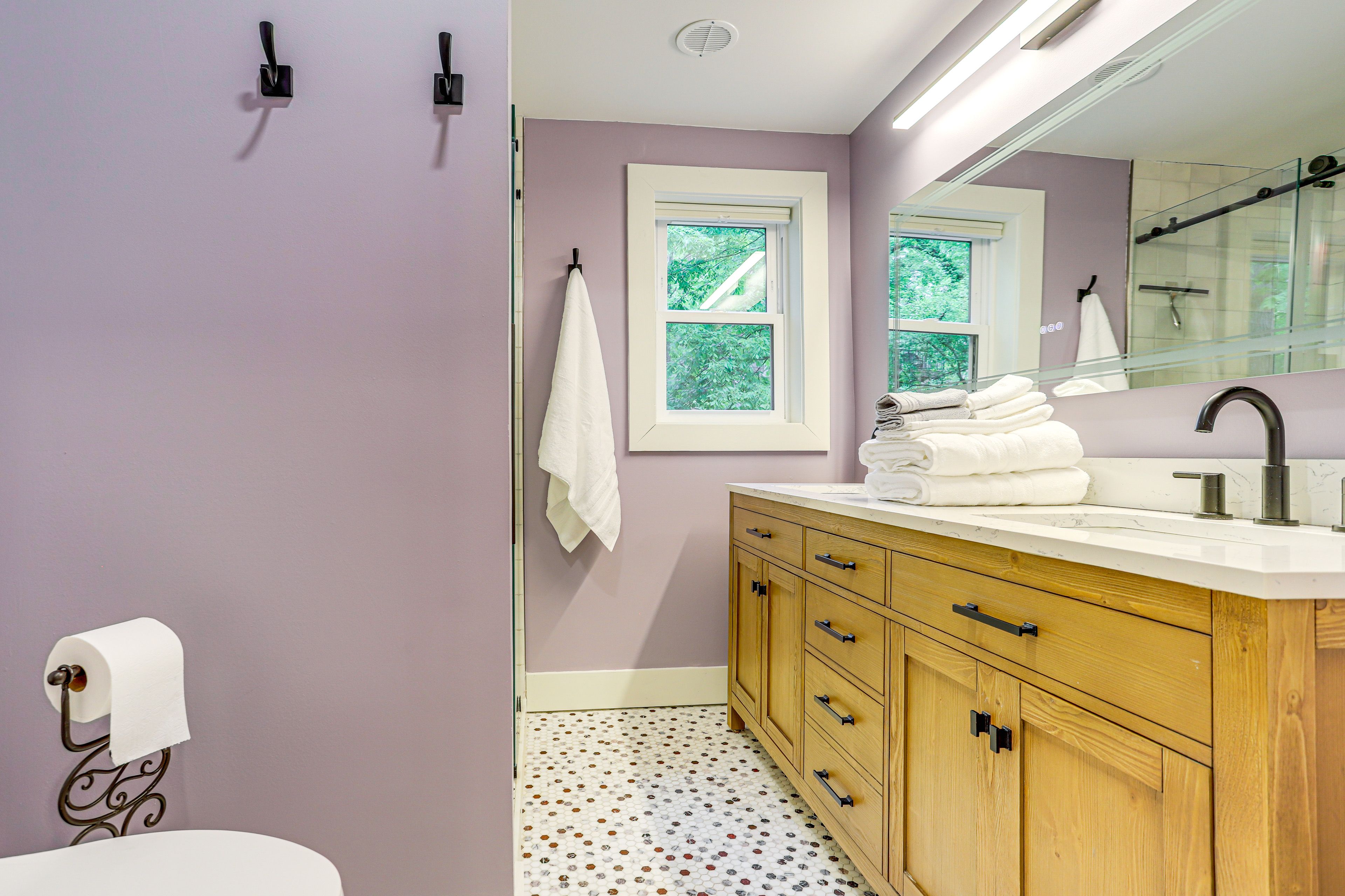 Full Bathroom | Lower Floor | Towels Provided