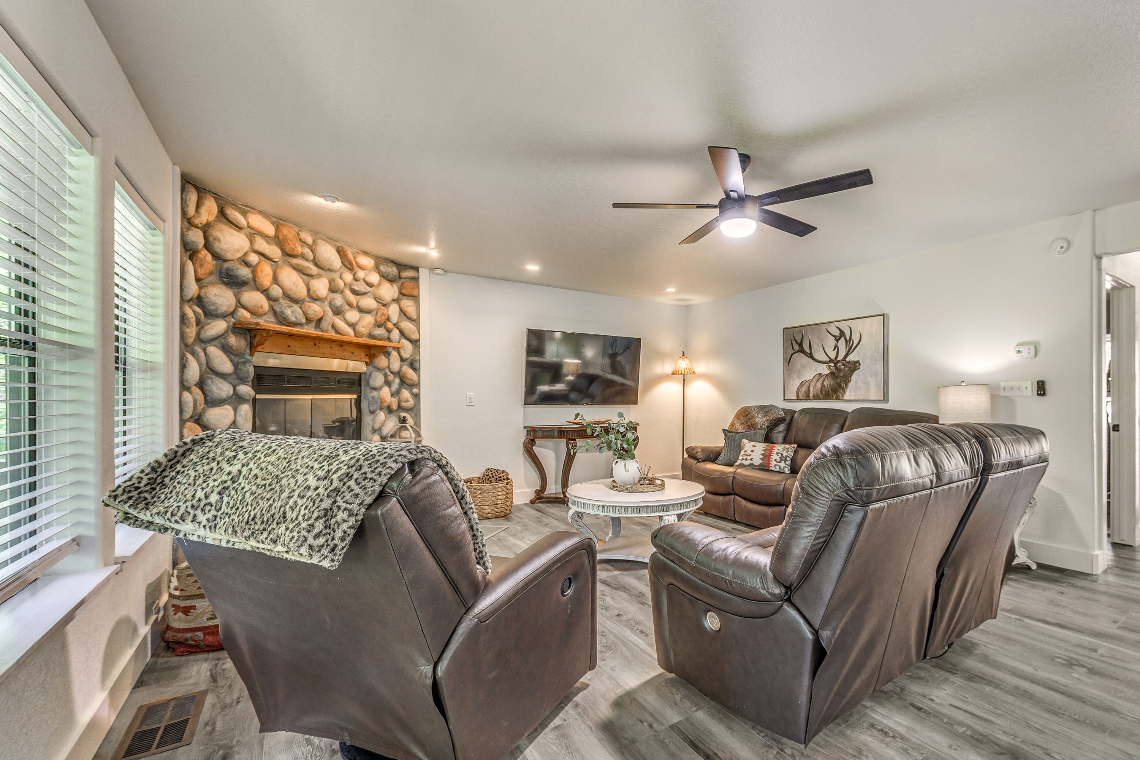 Living Room | Extra Blankets | Smart TV | Gas Fireplace