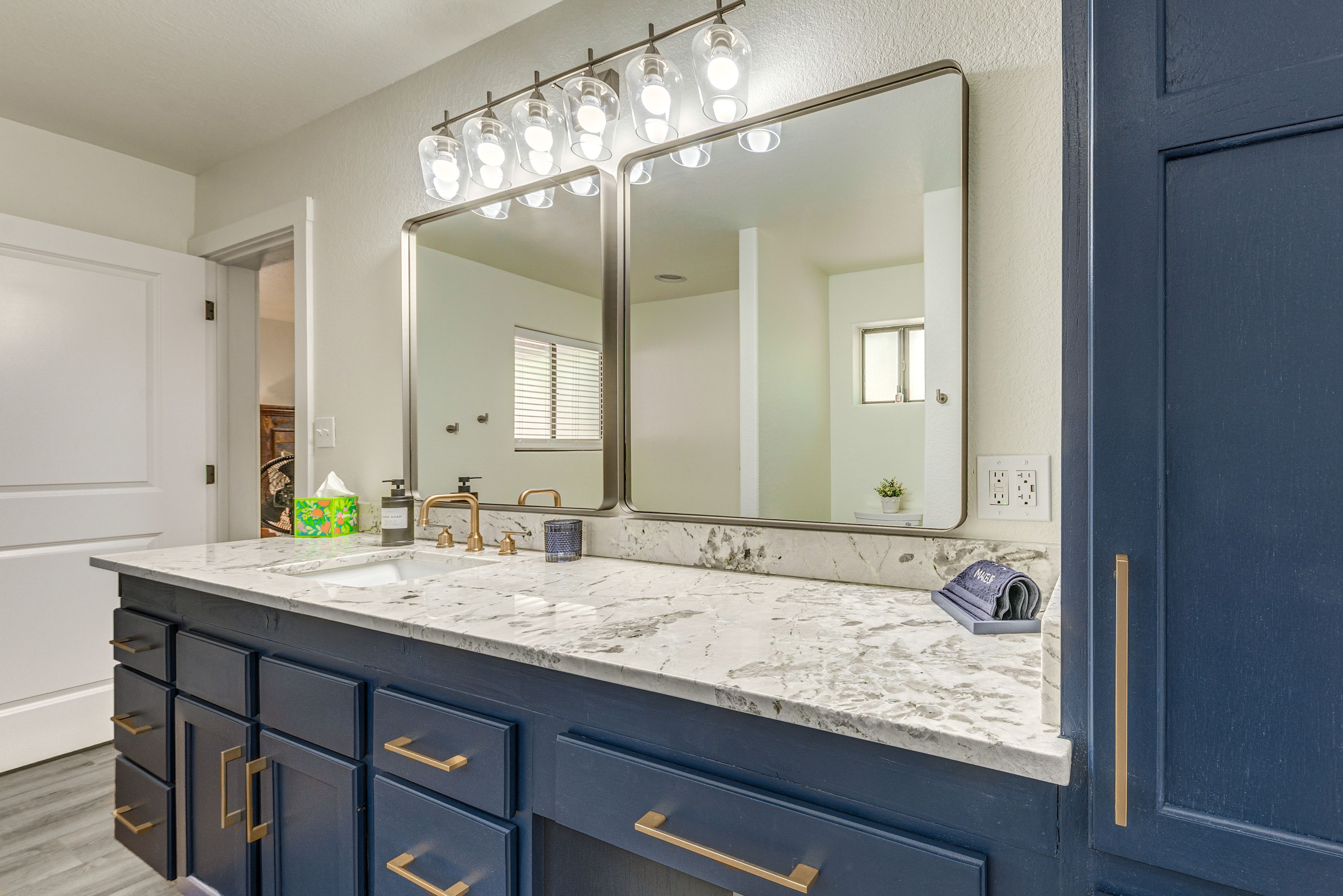 Full Bathroom | Towels Provided | 1st Floor