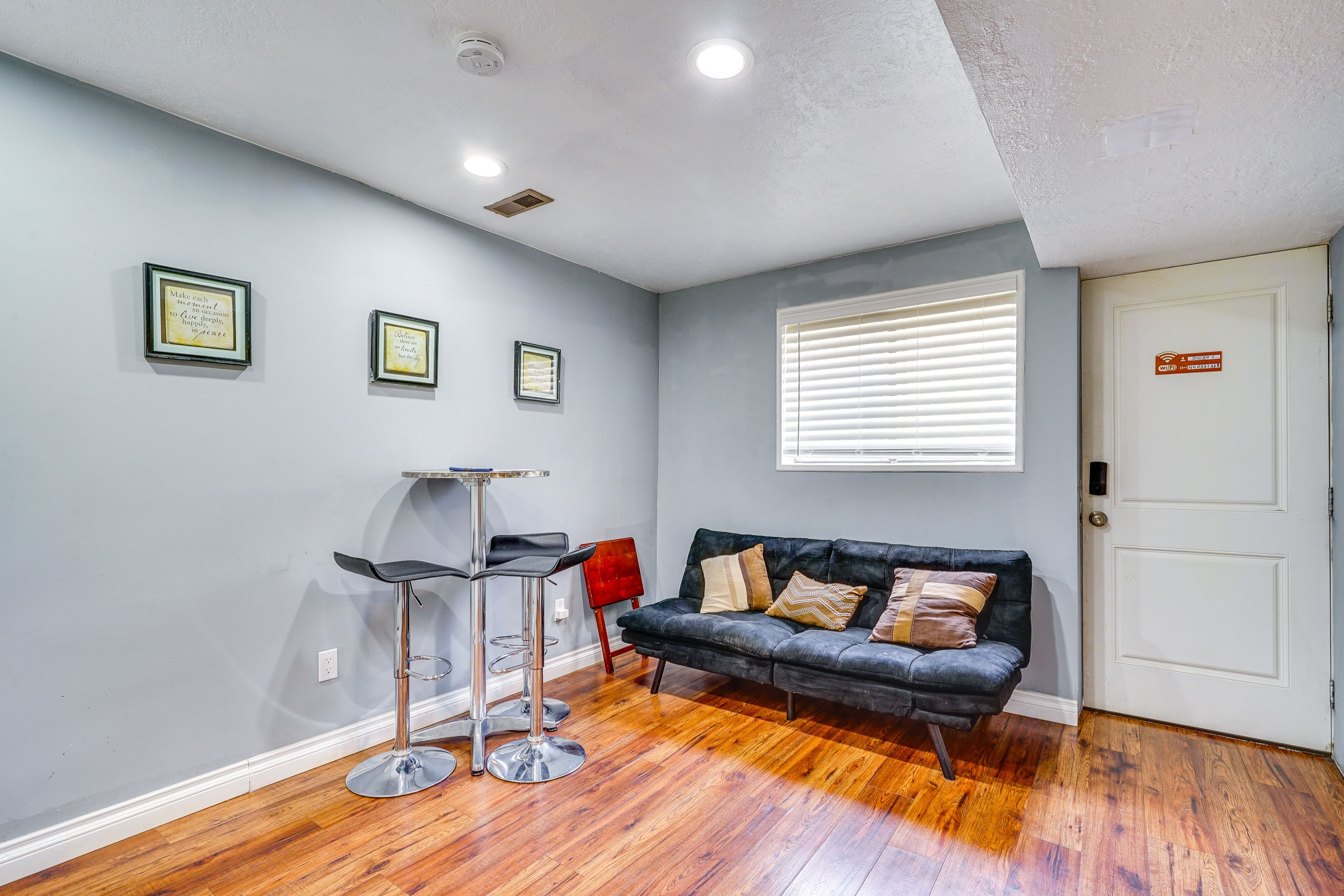 Living Room | Free WiFi | Futon