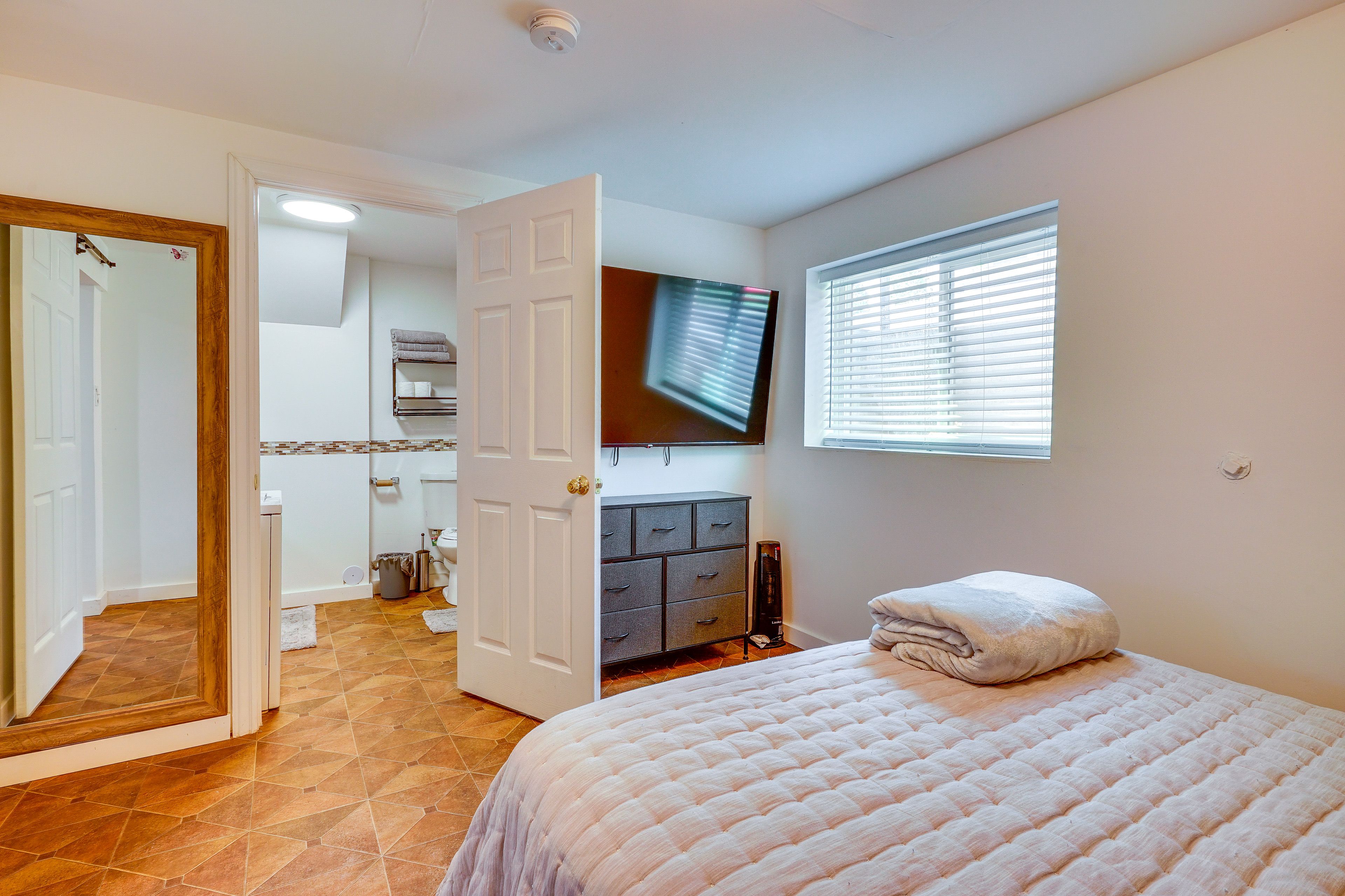 Bedroom | Queen Bed | Linens Provided | Smart TV