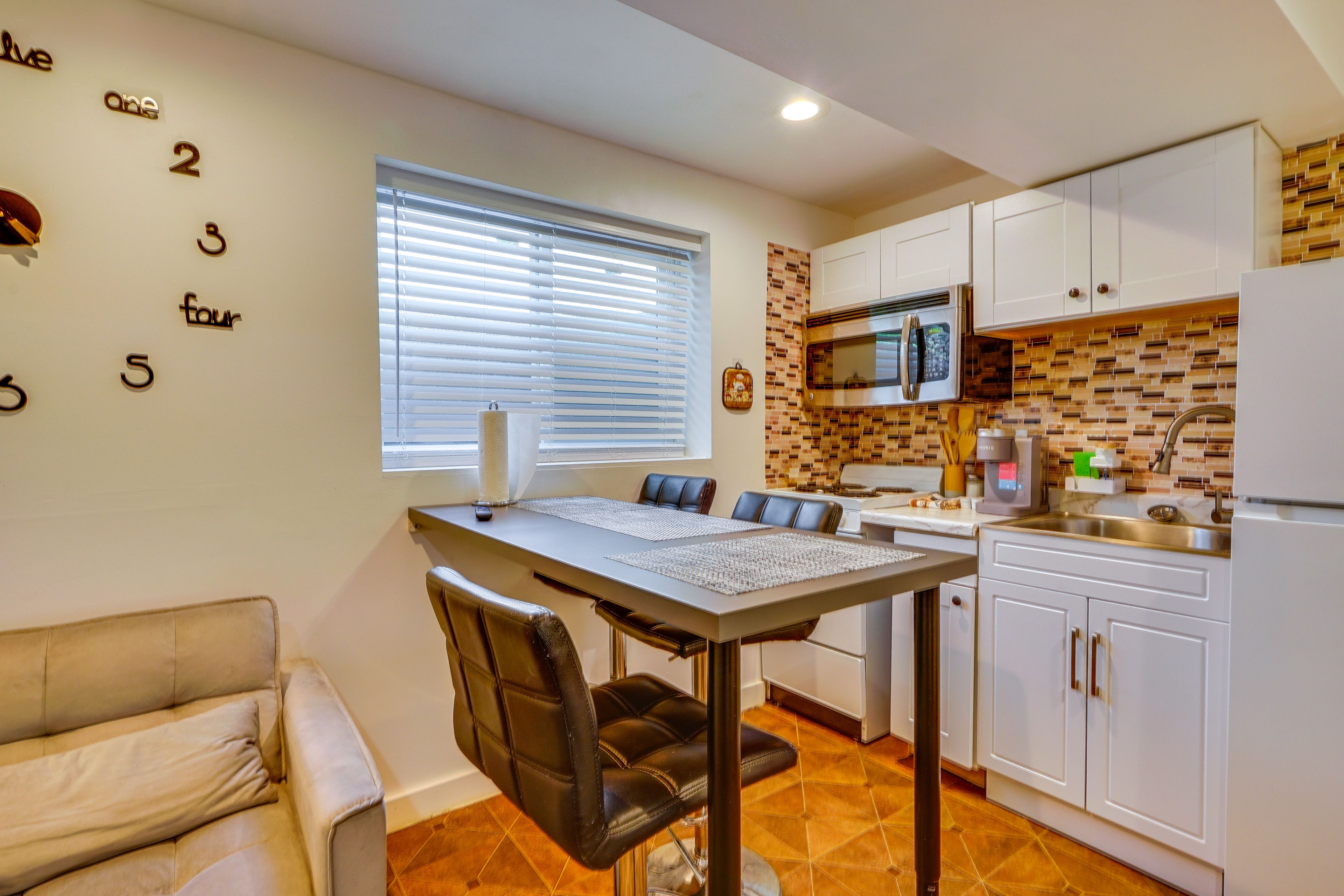 Dining Area | Dishware/Flatware Provided