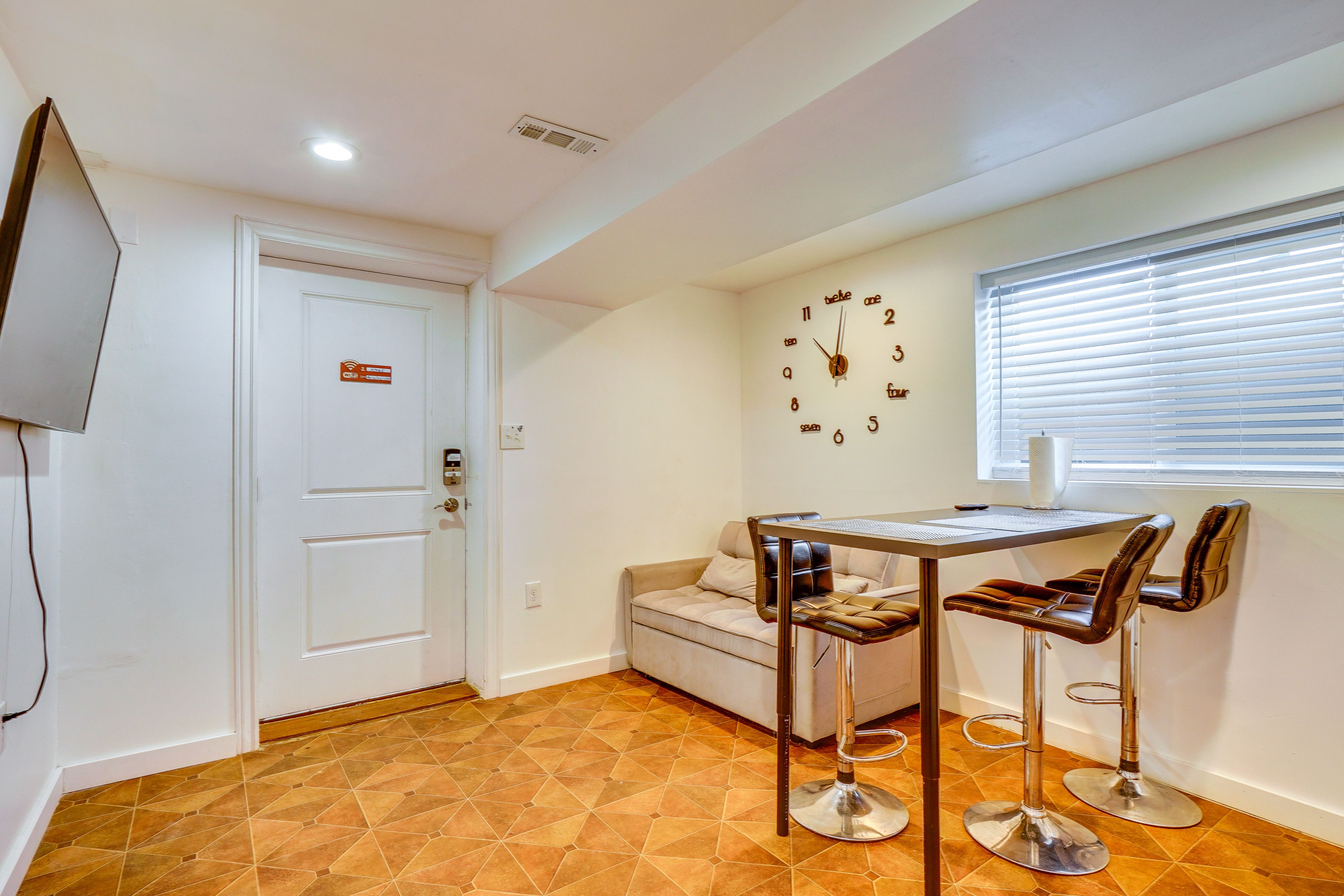 Living Room | Free WiFi | Central Heating & A/C | Smart TV
