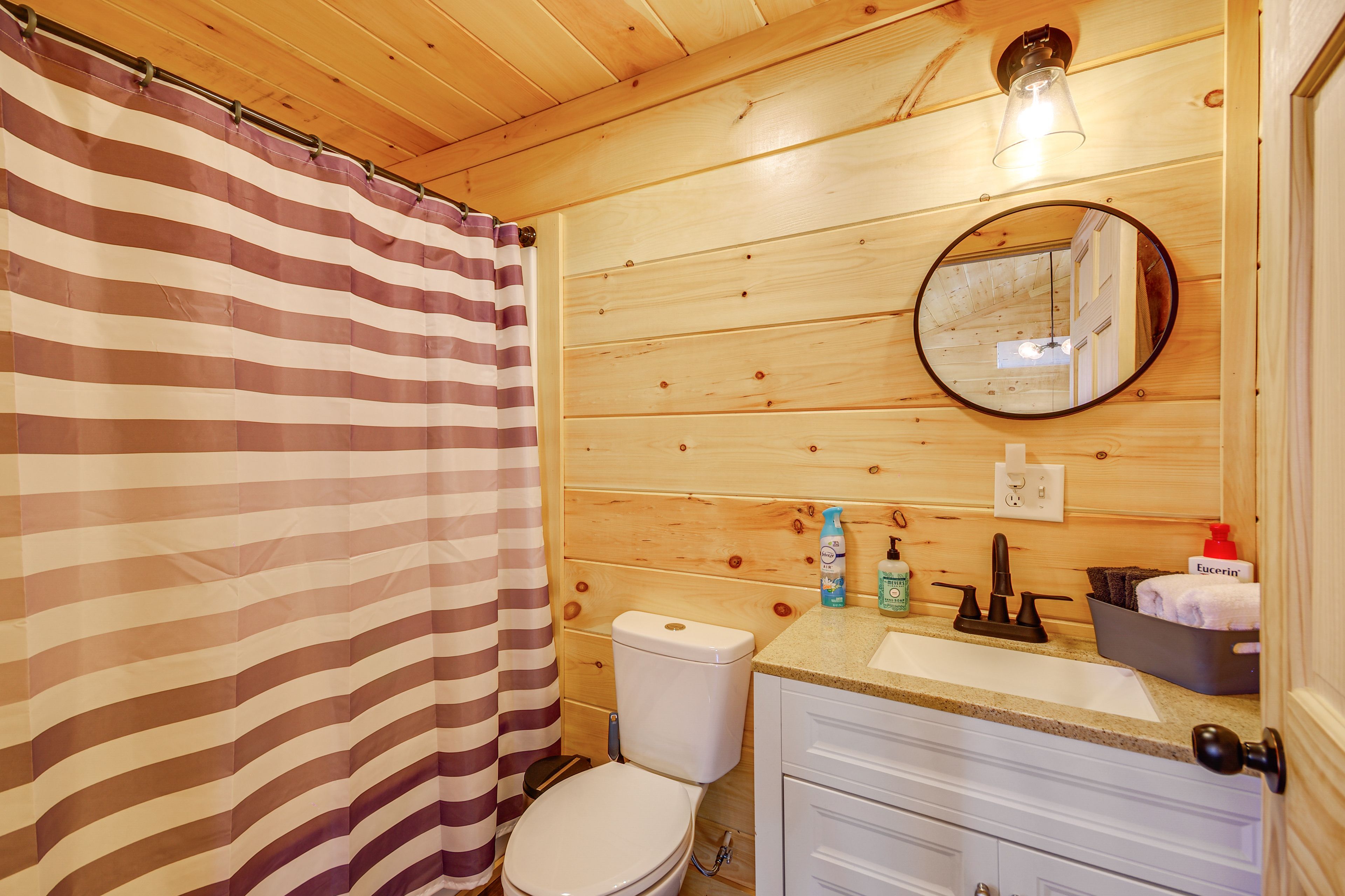 Full Bathroom | Towels Provided | Complimentary Toiletries