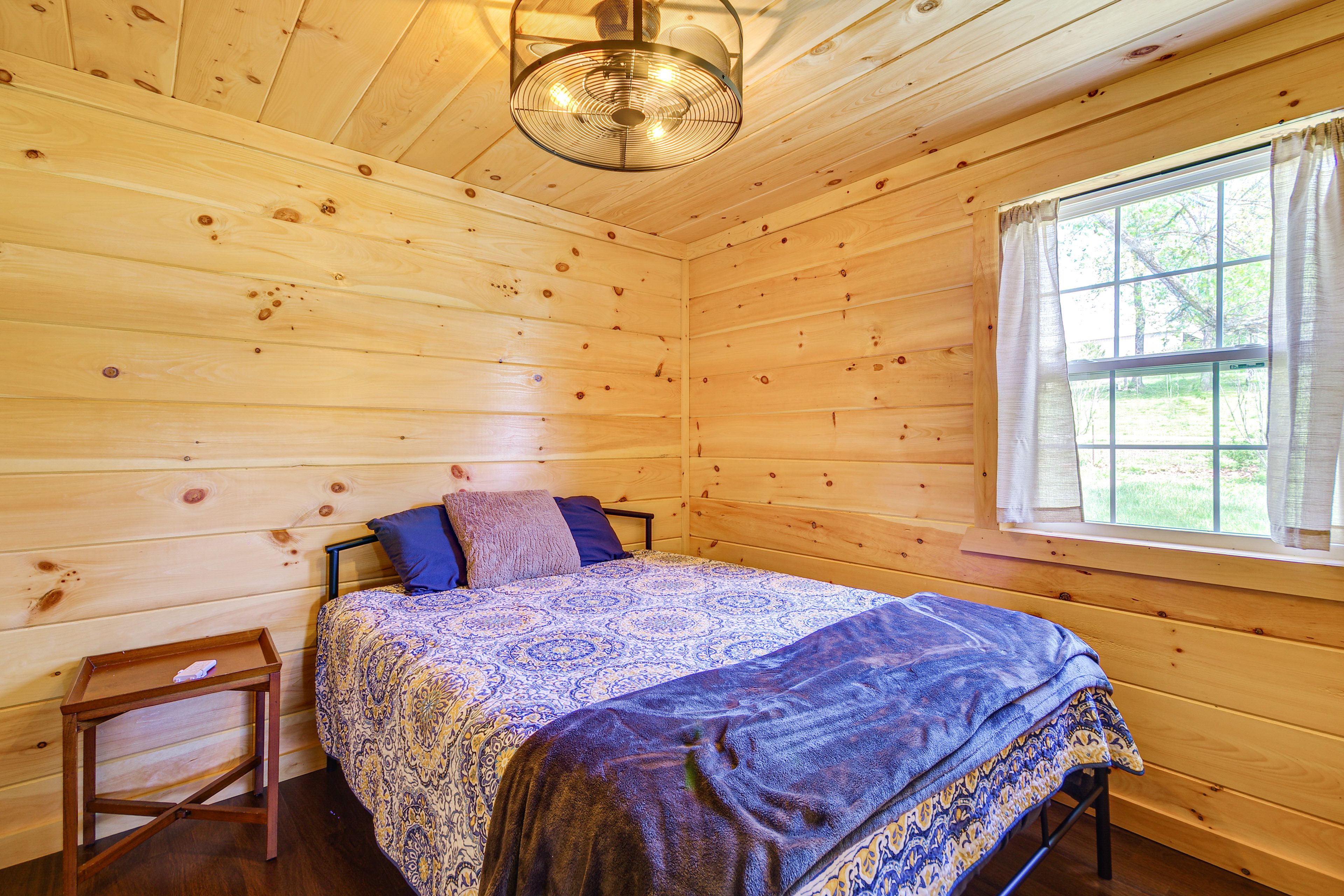 Bedroom 1 | Queen Bed