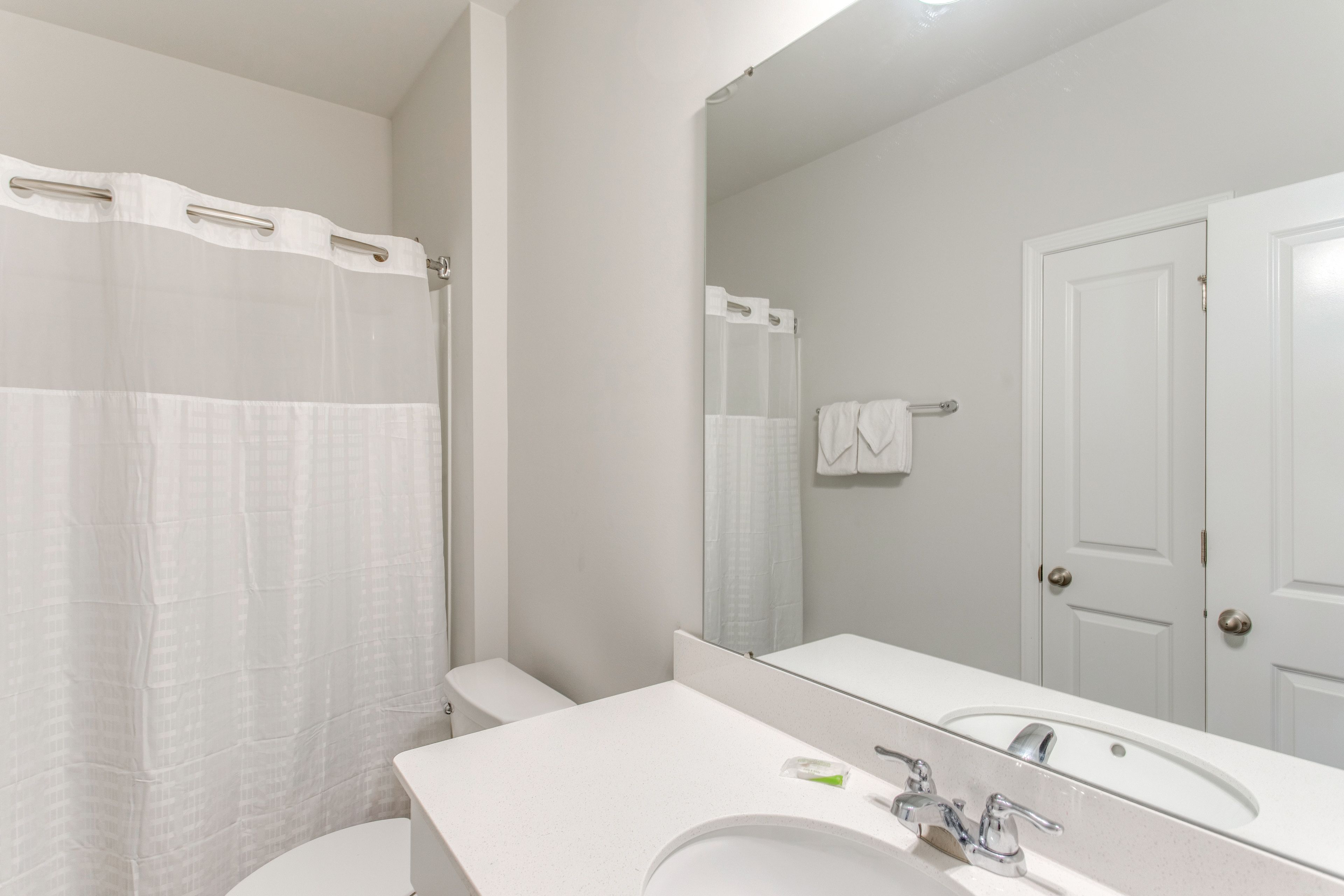 Full Bathroom | Towels Provided