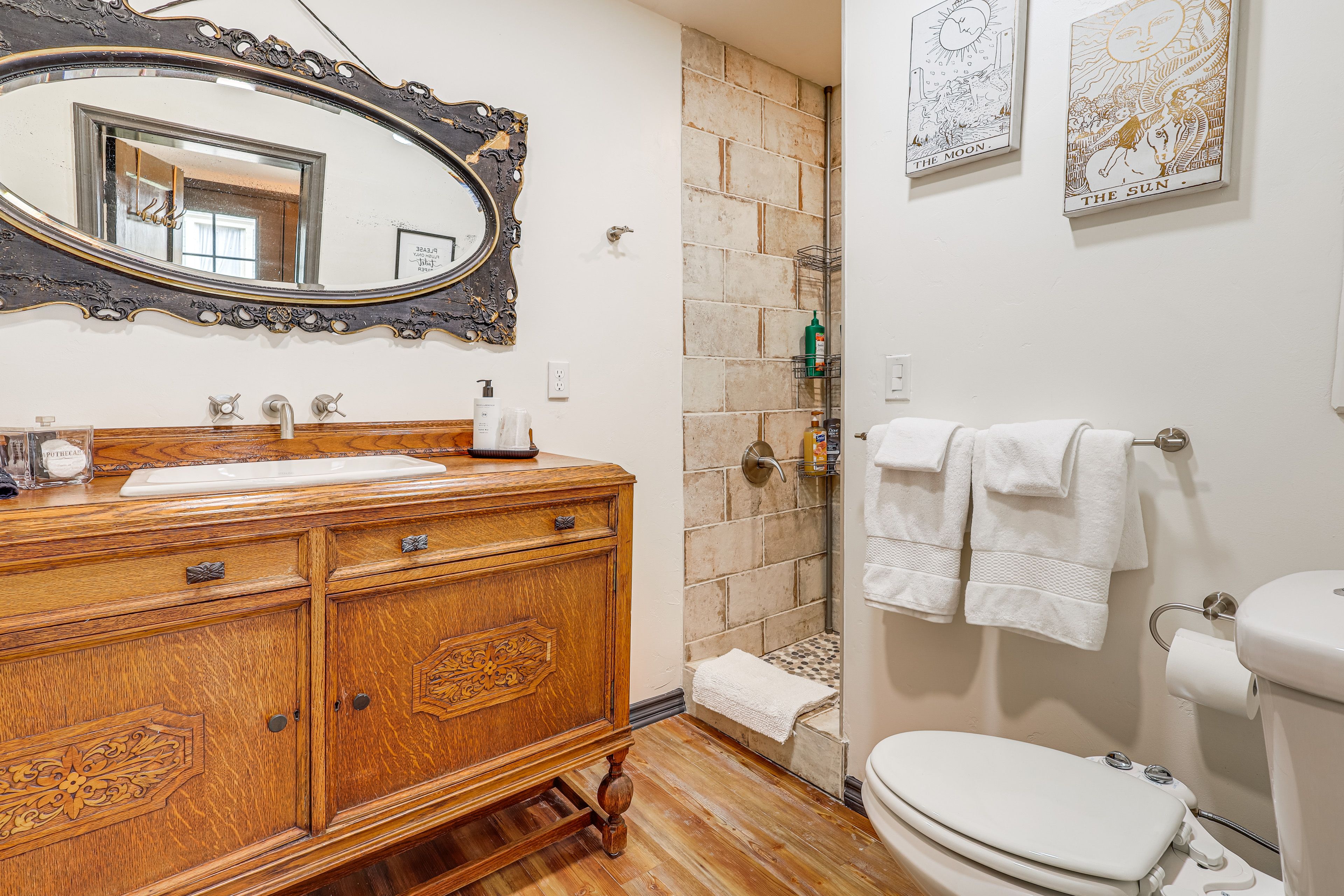 Full Bathroom | Towels Provided