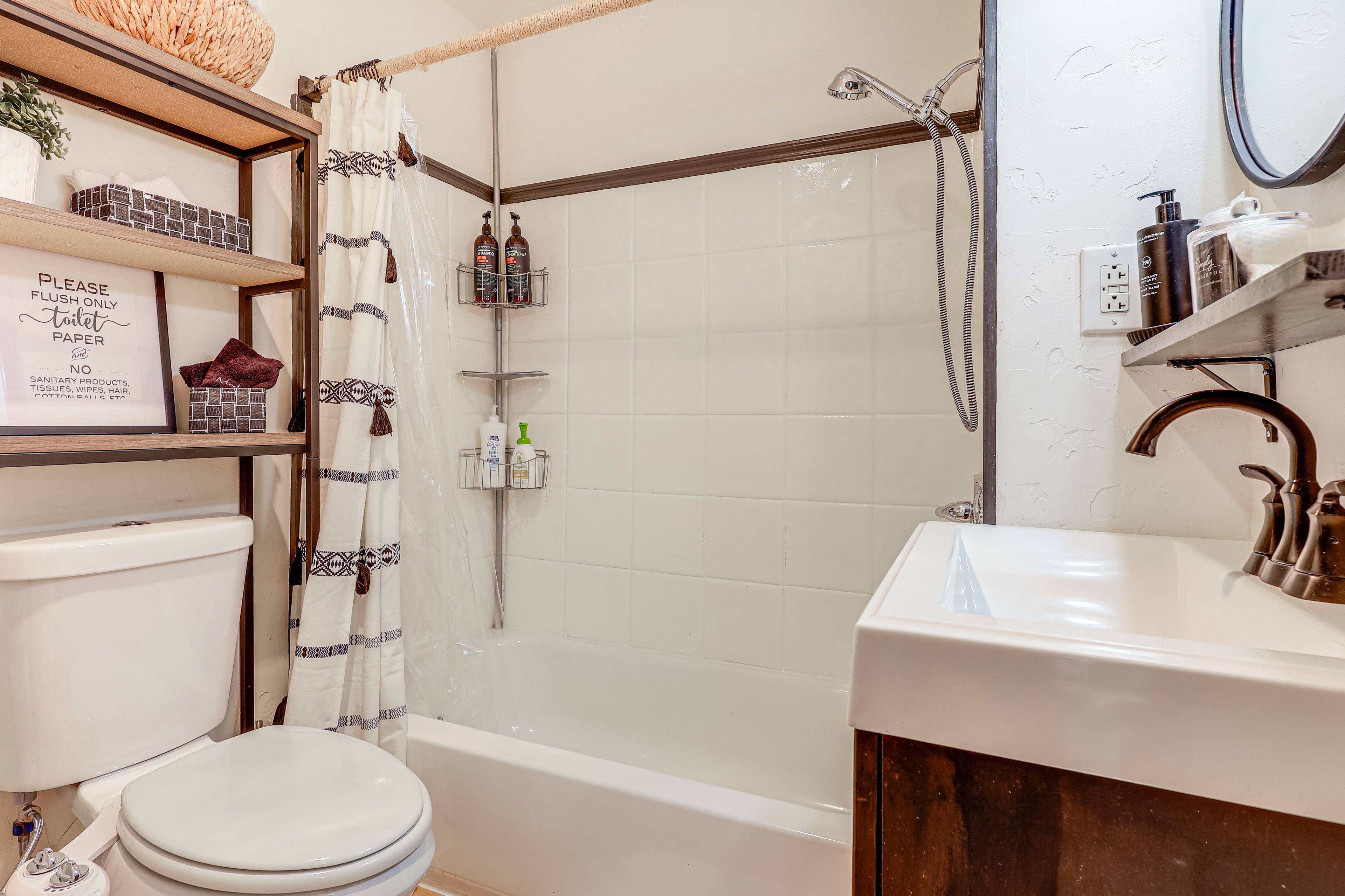 Full Bathroom | Towels Provided