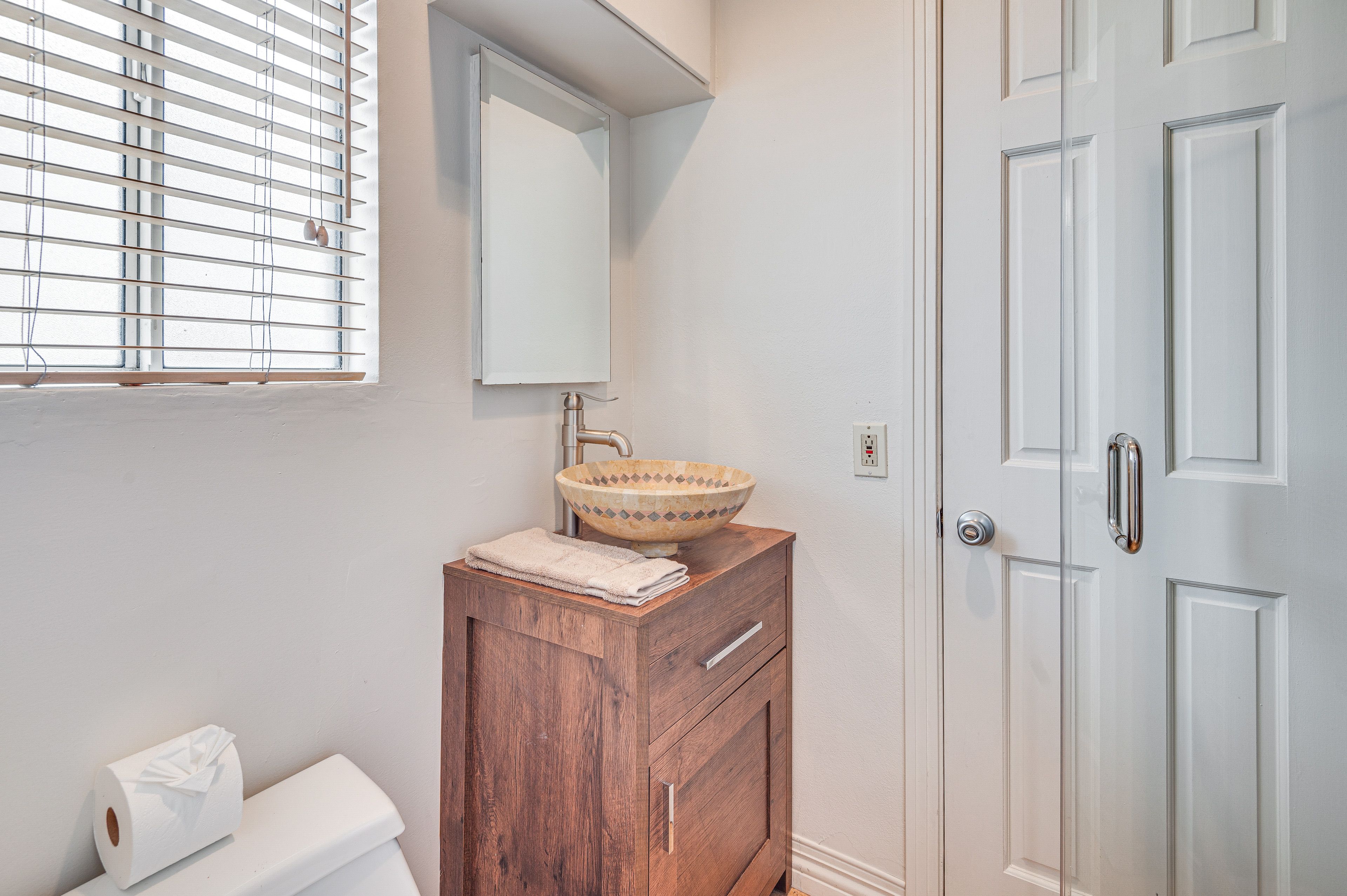 Full Bathroom | Towels Provided