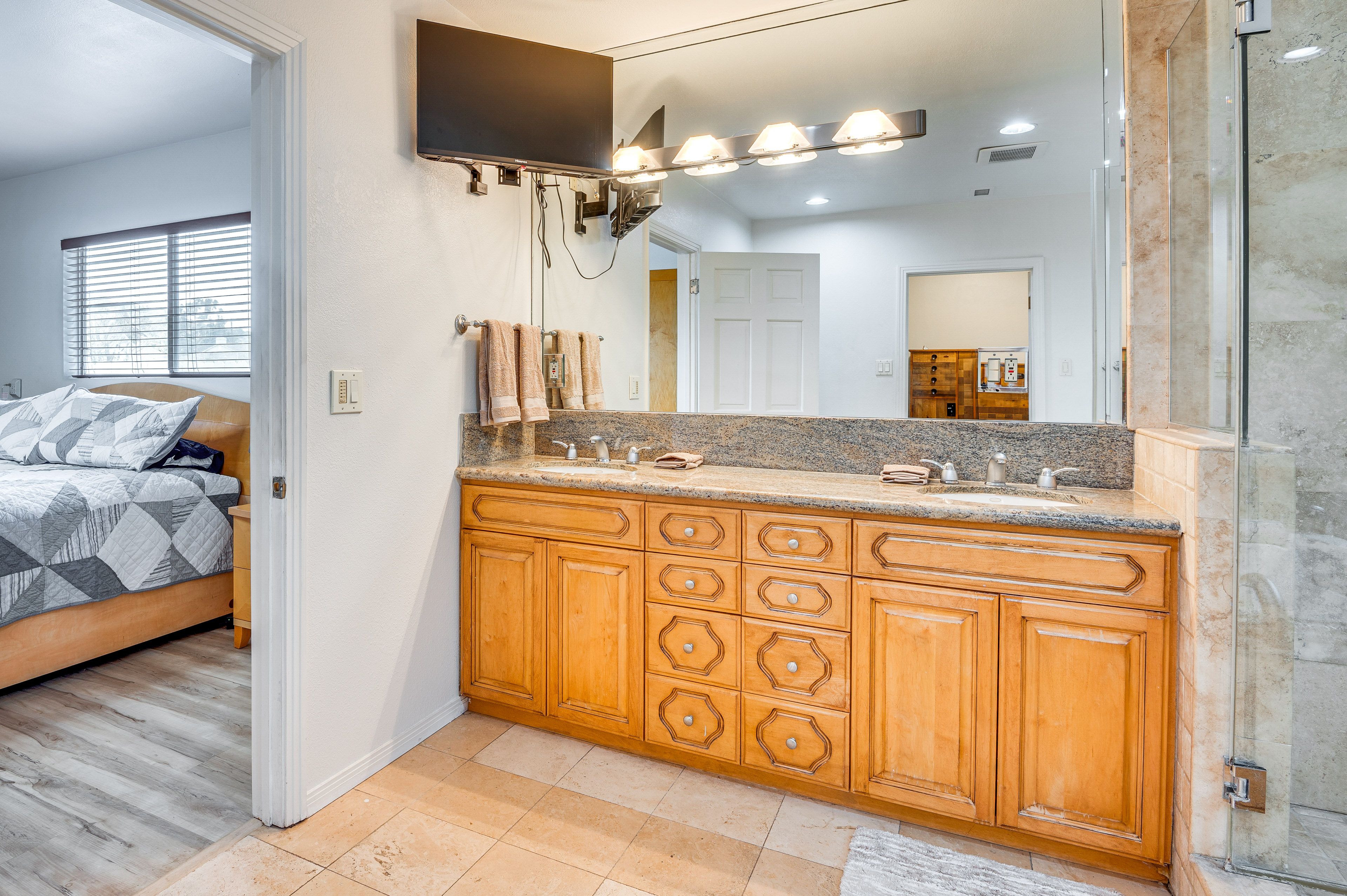 Full Bathroom | Towels Provided