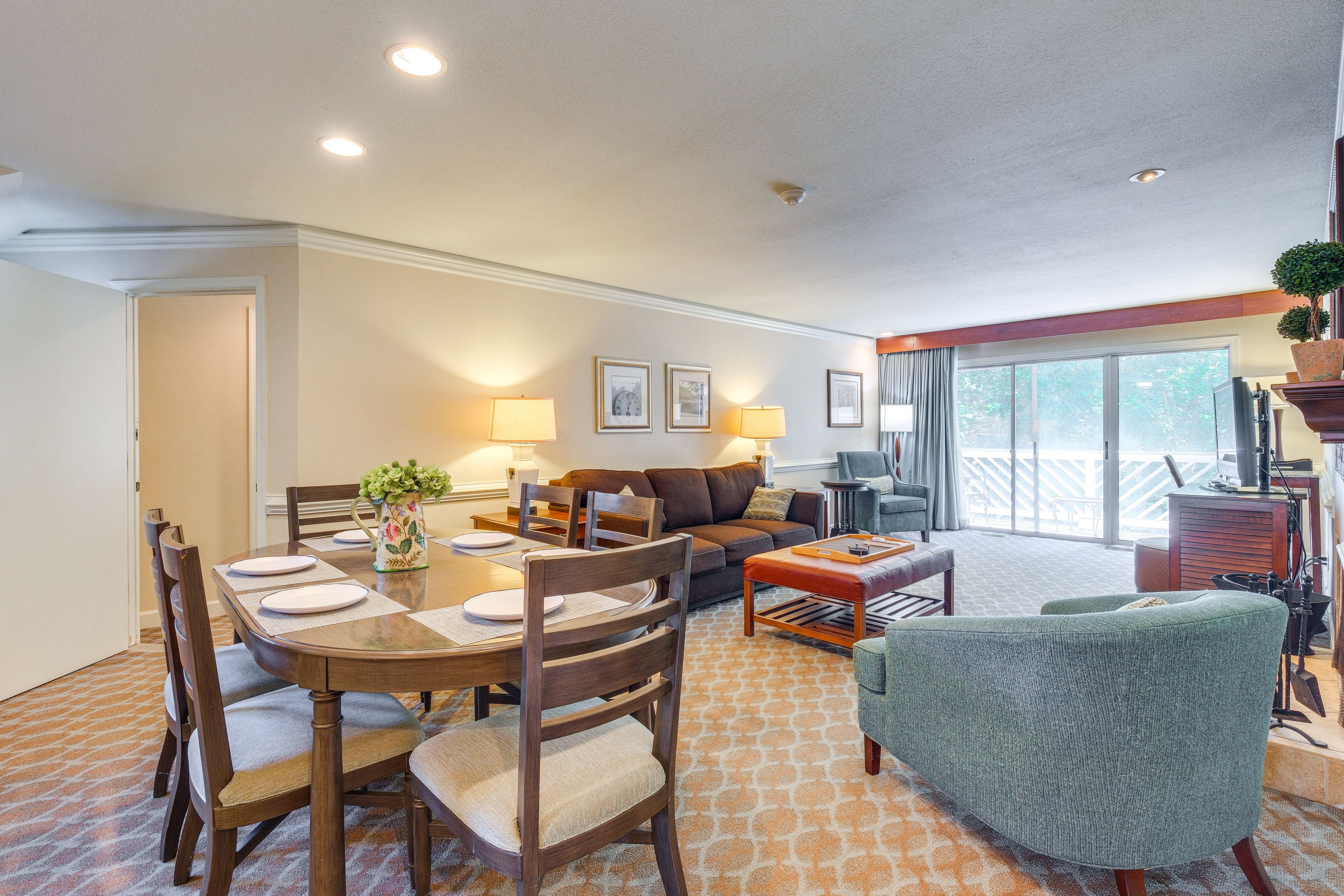 Living Room | Free WiFi | Smart TV | Queen Sleeper Sofa