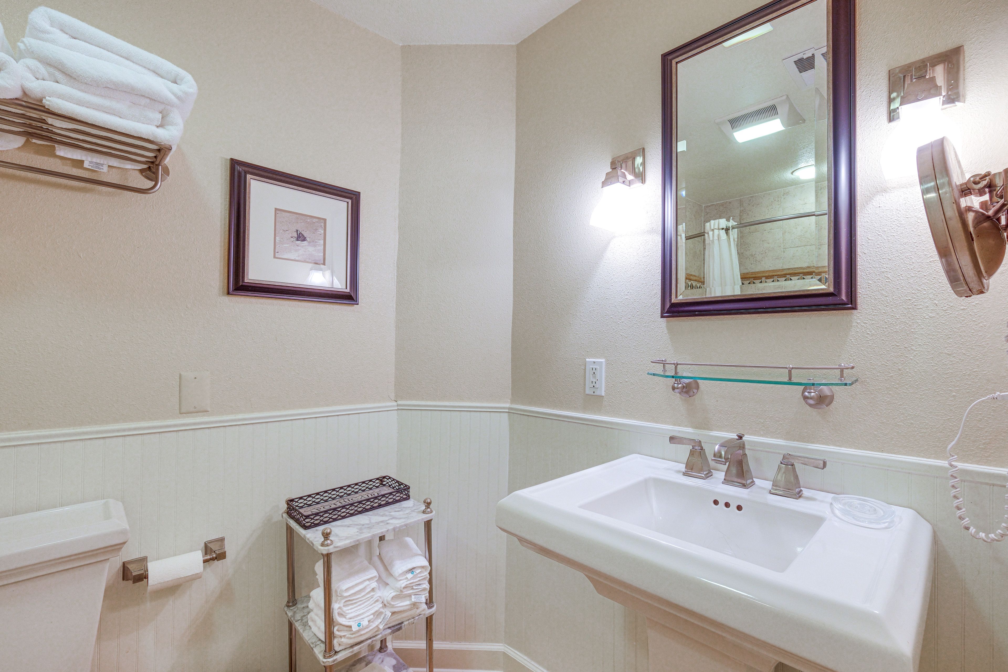 Full Bathroom | Towels Provided