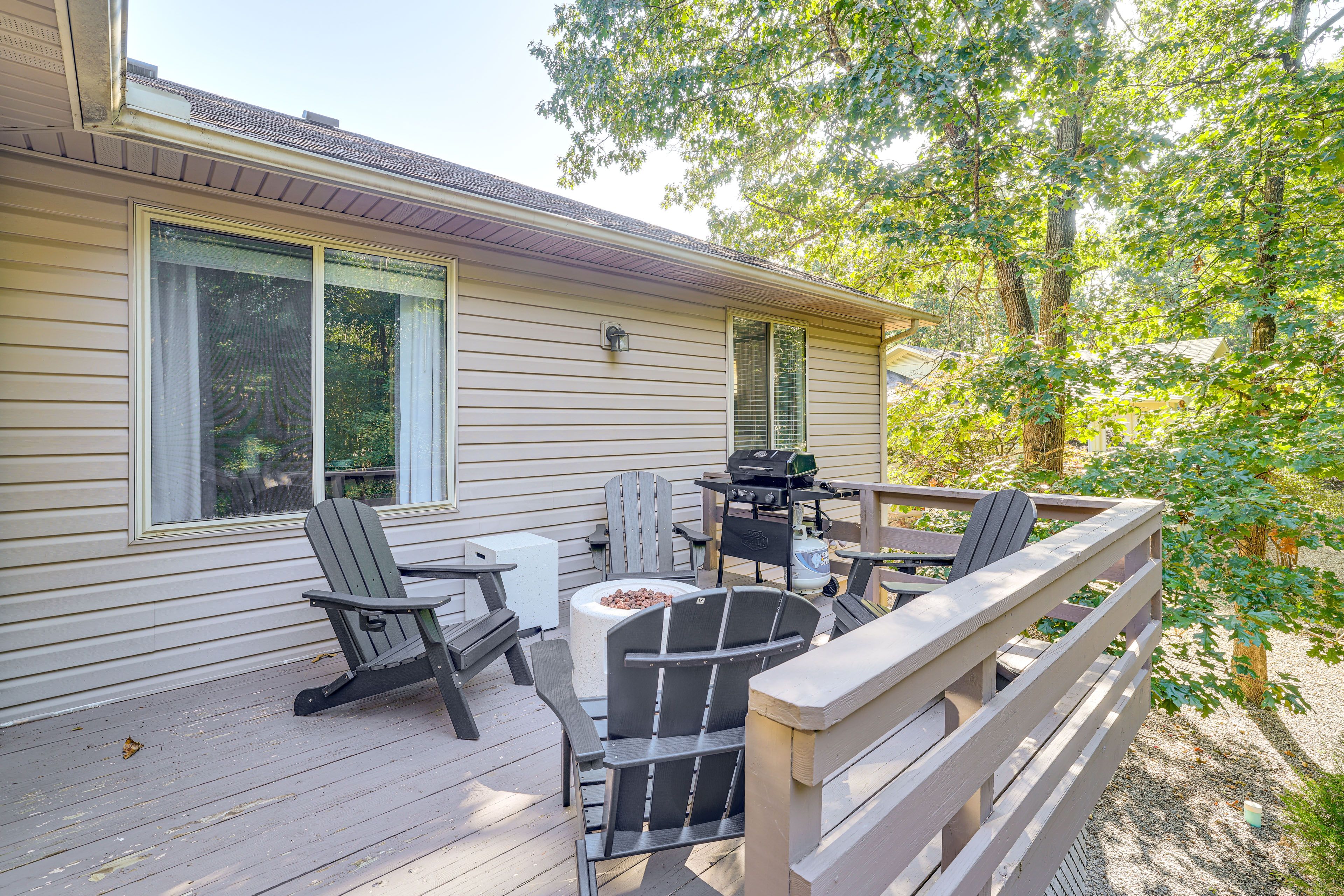 Deck | Fire Pit | Gas Grill