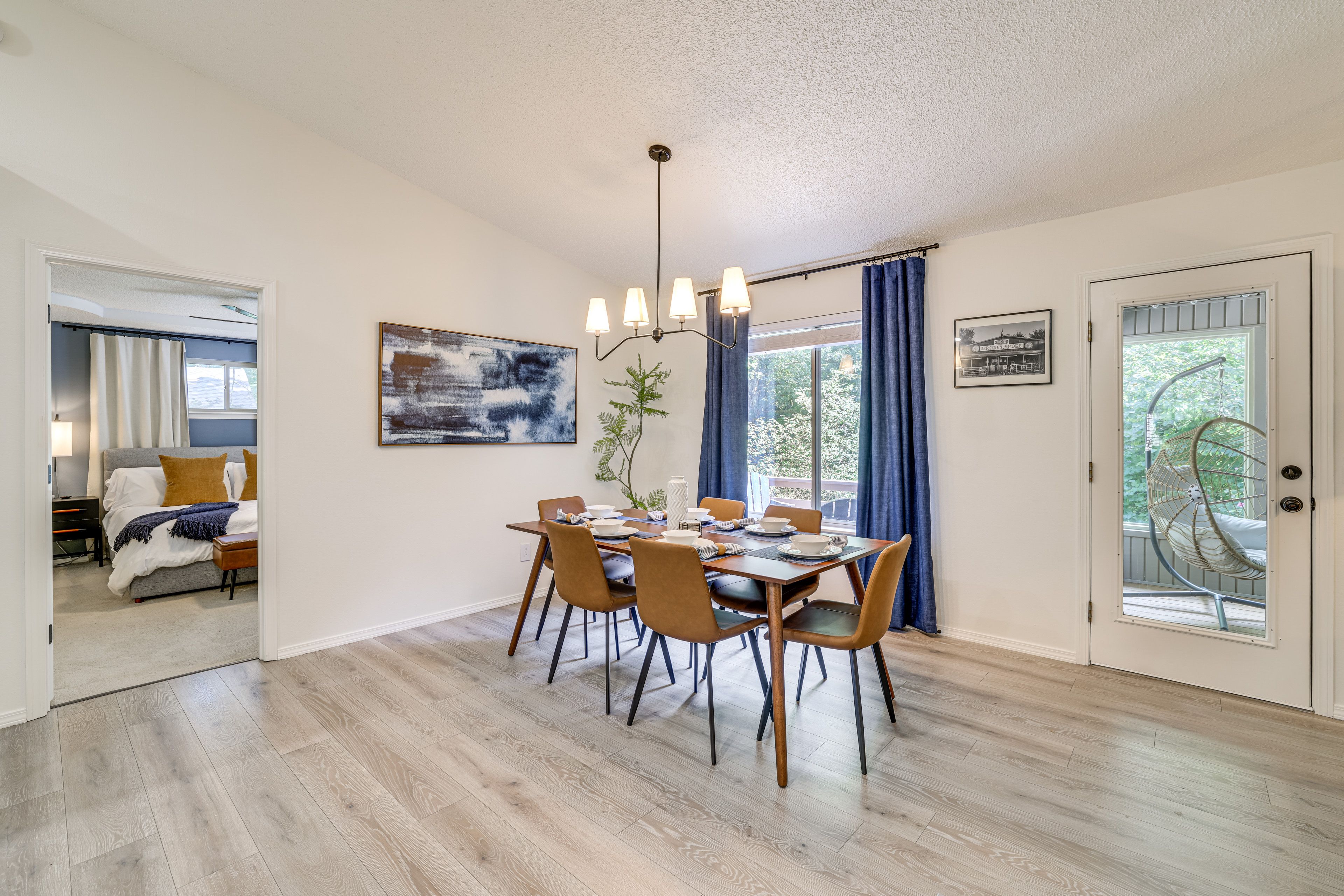 Dining Area | Dishware/Flatware Provided