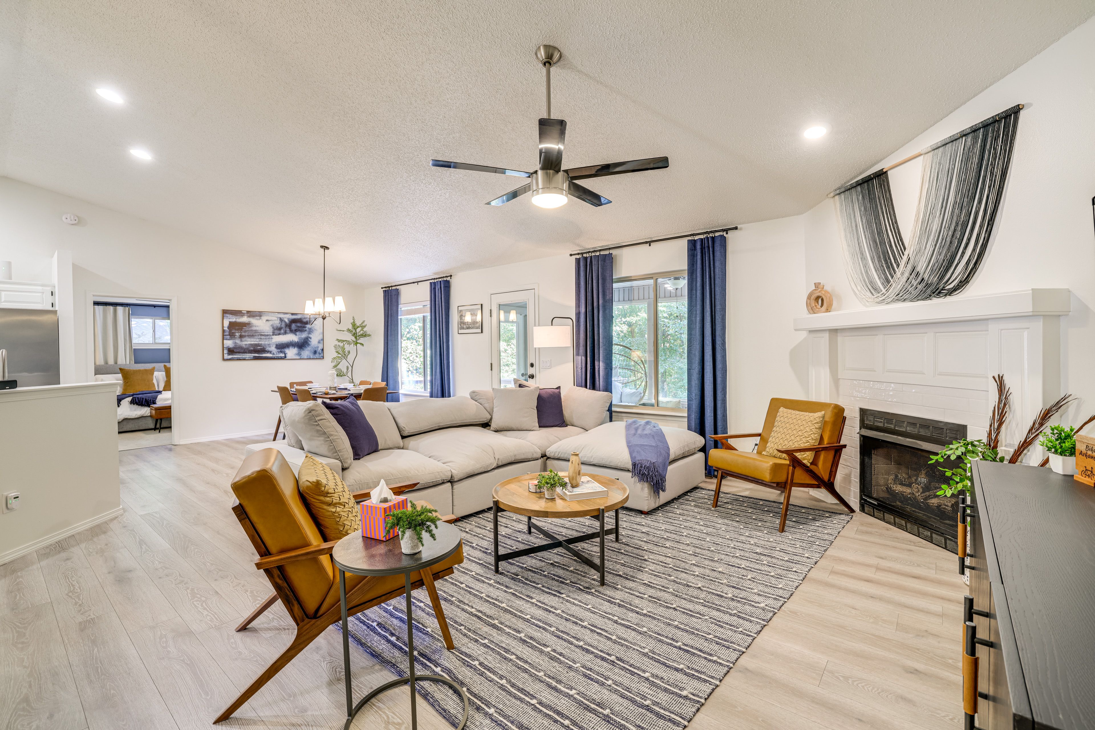Living Room | Free WiFi | Central Heating & A/C | Smart TV