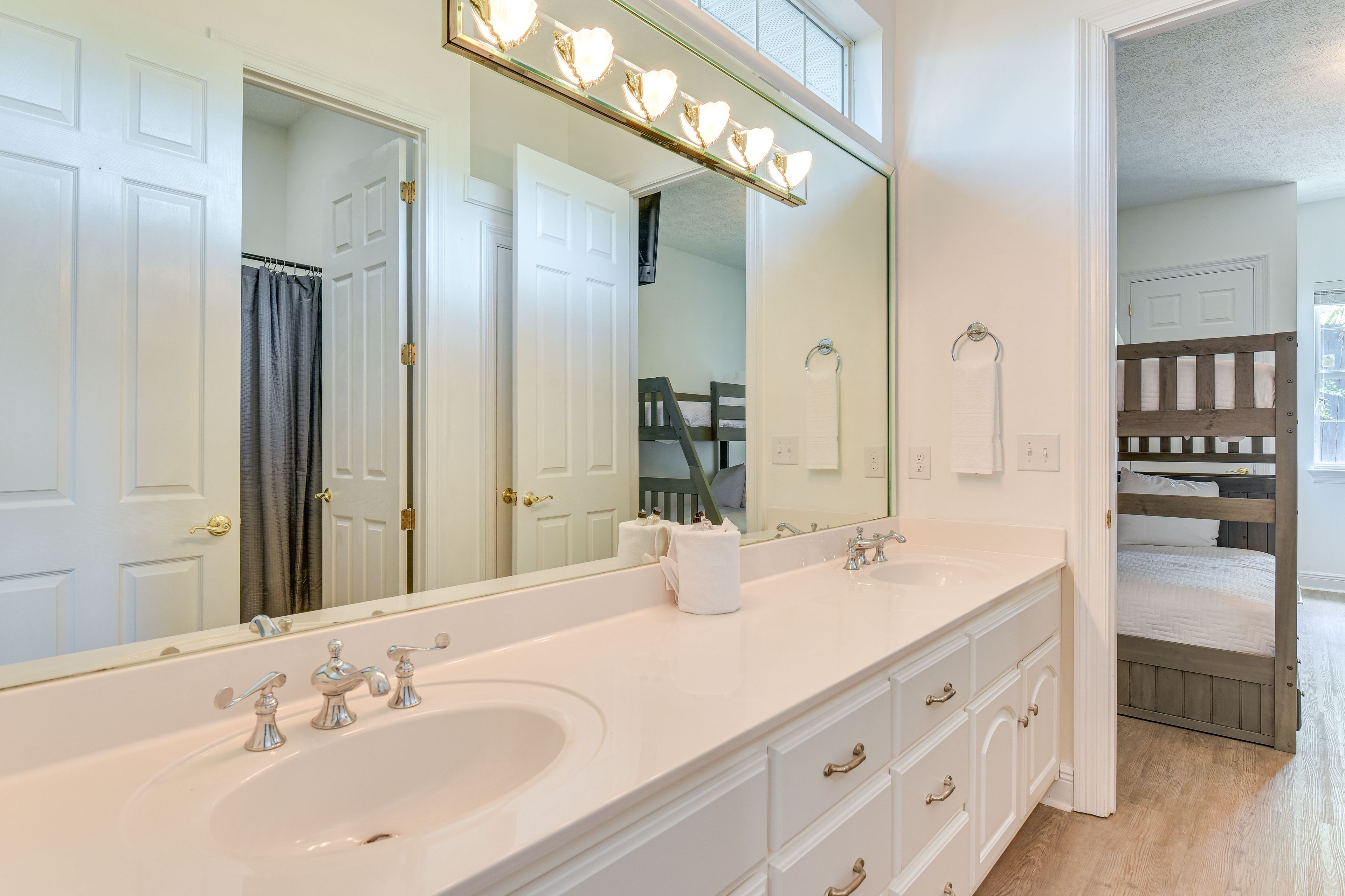Jack-and-Jill Bathroom | Complimentary Toiletries | Hair Dryer