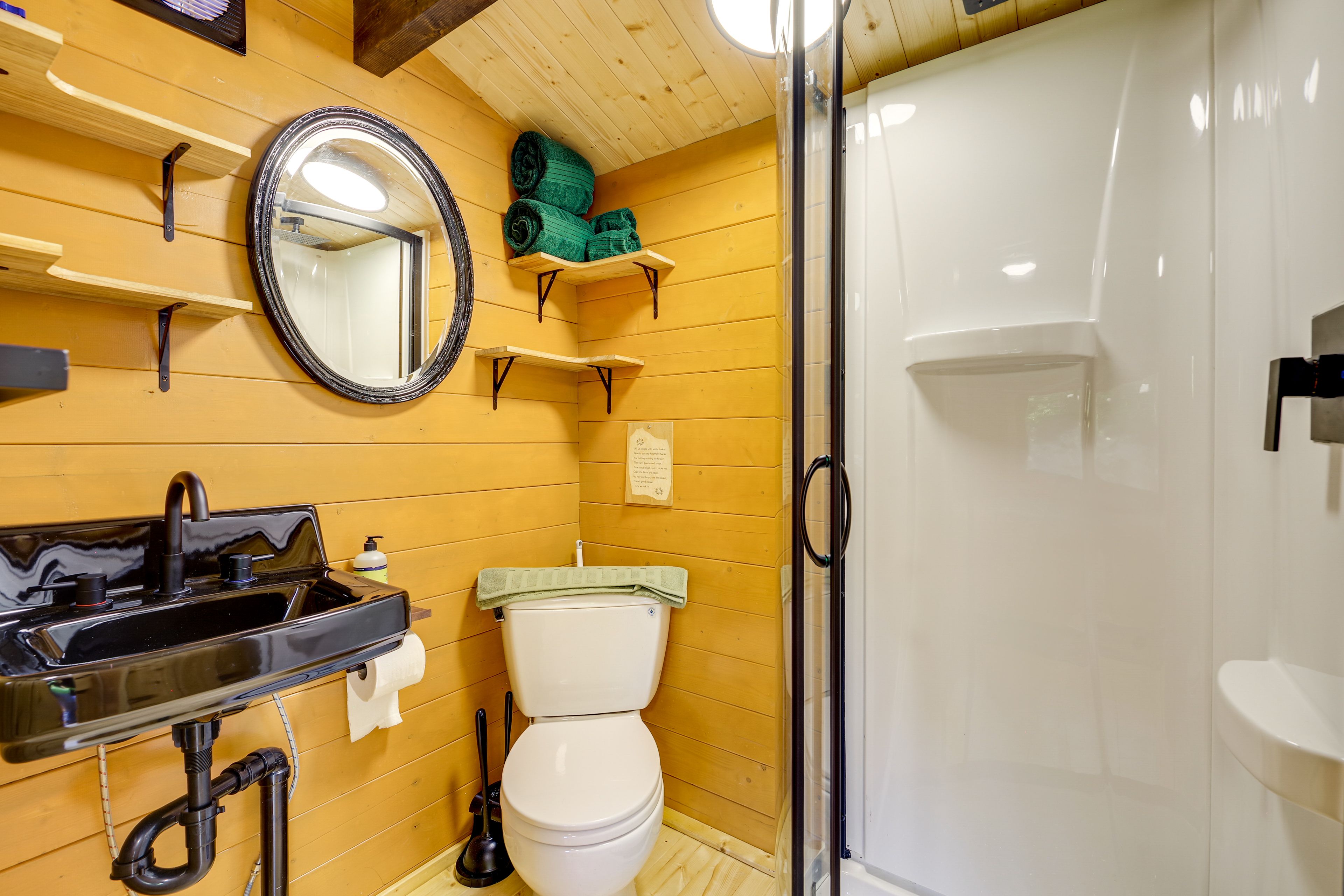 Full Bathroom | Towels Provided