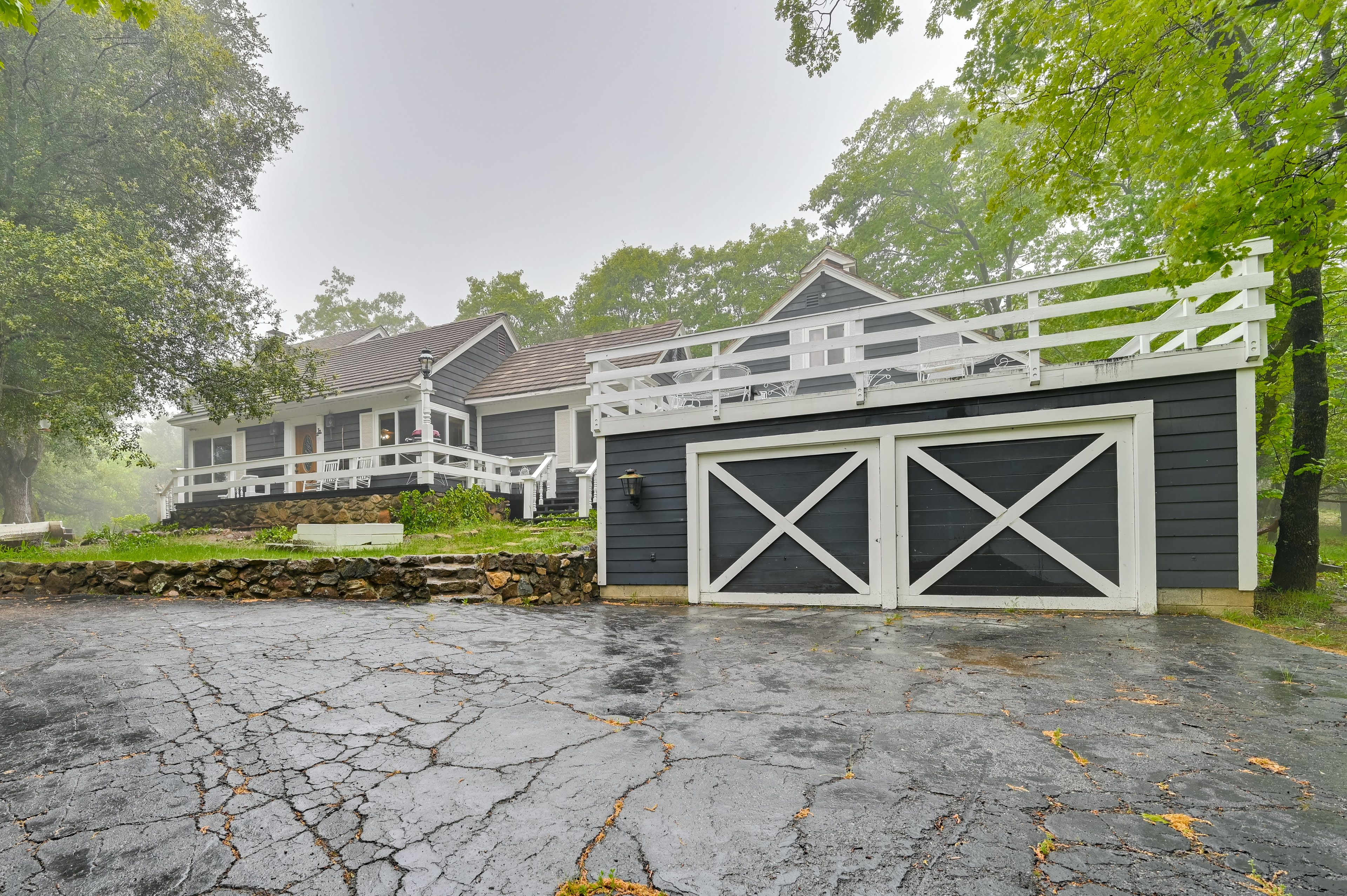 Parking | Driveway (8+ Vehicles) | No Garage Access