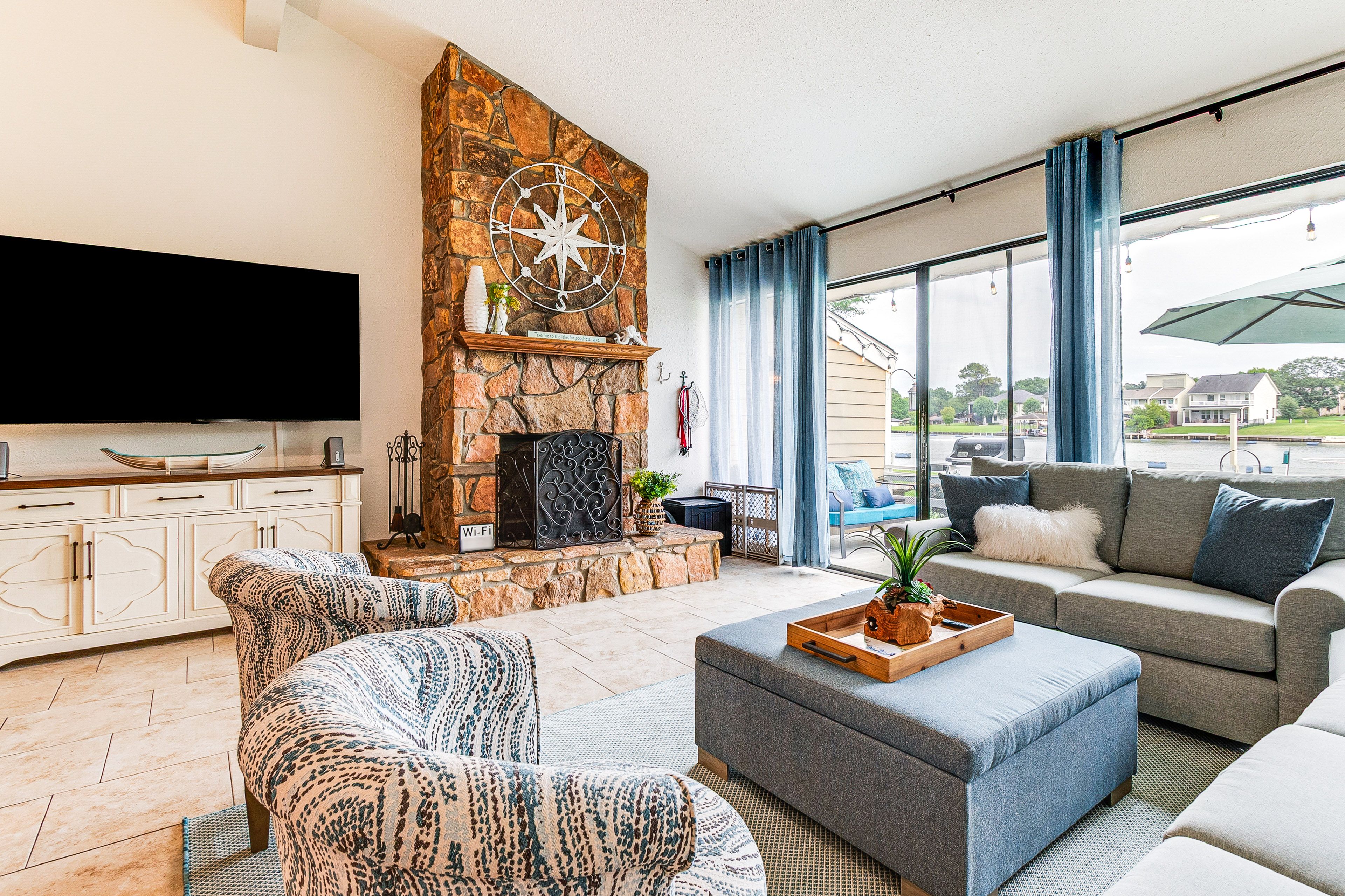 Living Room | 1st Floor | Central Heating & A/C | Free WiFi | Smart TV