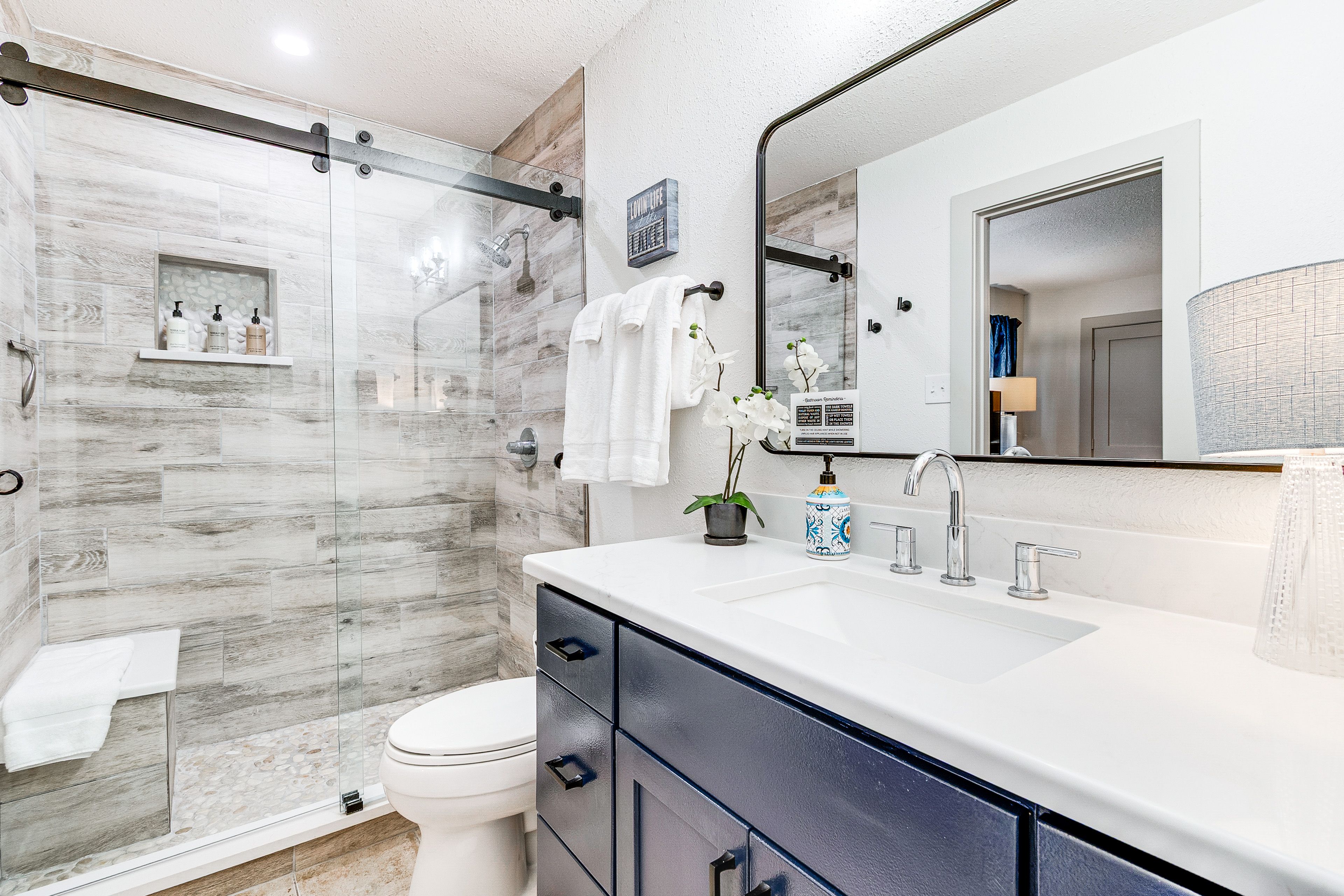 Full Bathroom | 1st Floor | Towels Provided | Hair Dryer