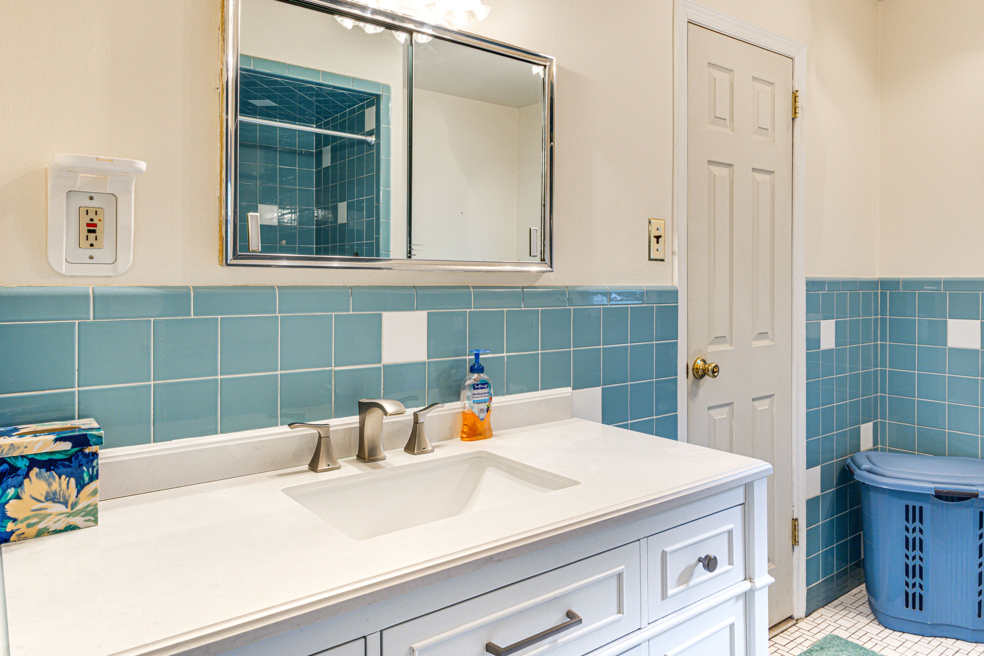 Full Bath | Towels | Hair Dryer | Main Level