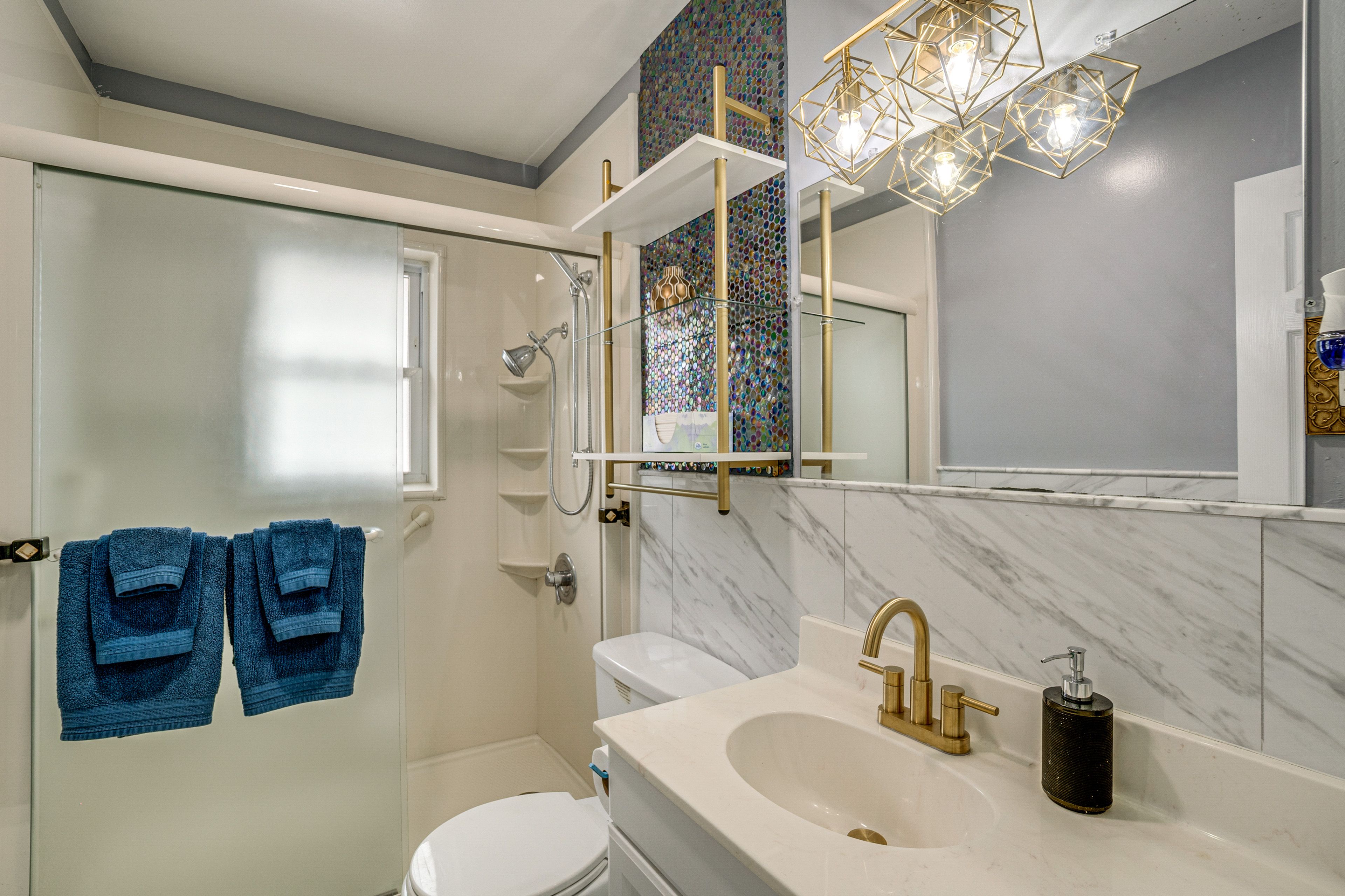 Full Bathroom | Towels Provided