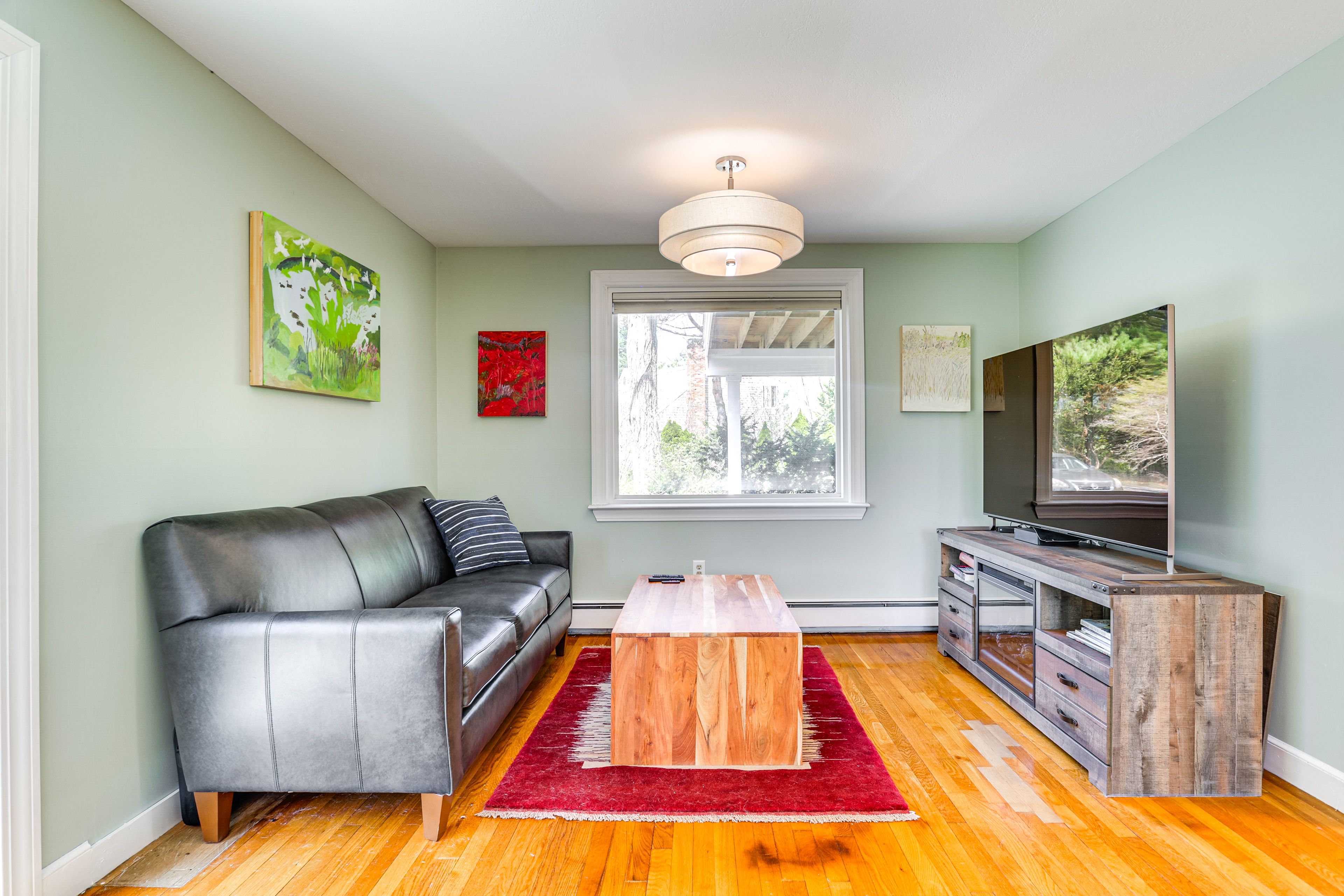 Sitting Room | Flat-Screen TV | 1st Floor