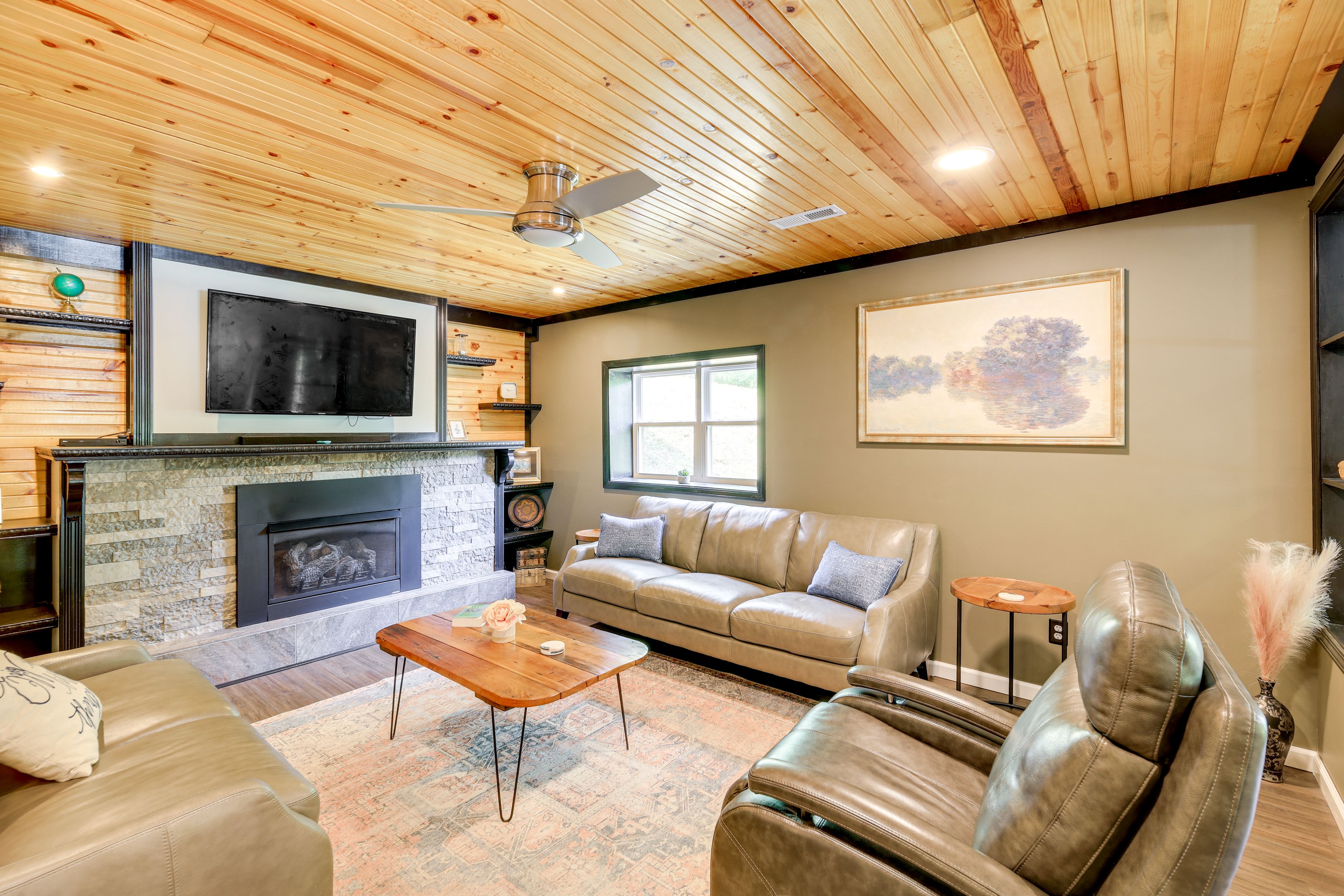 Living Room | Free WiFi | Smart TV | Fireplace | 1st Floor