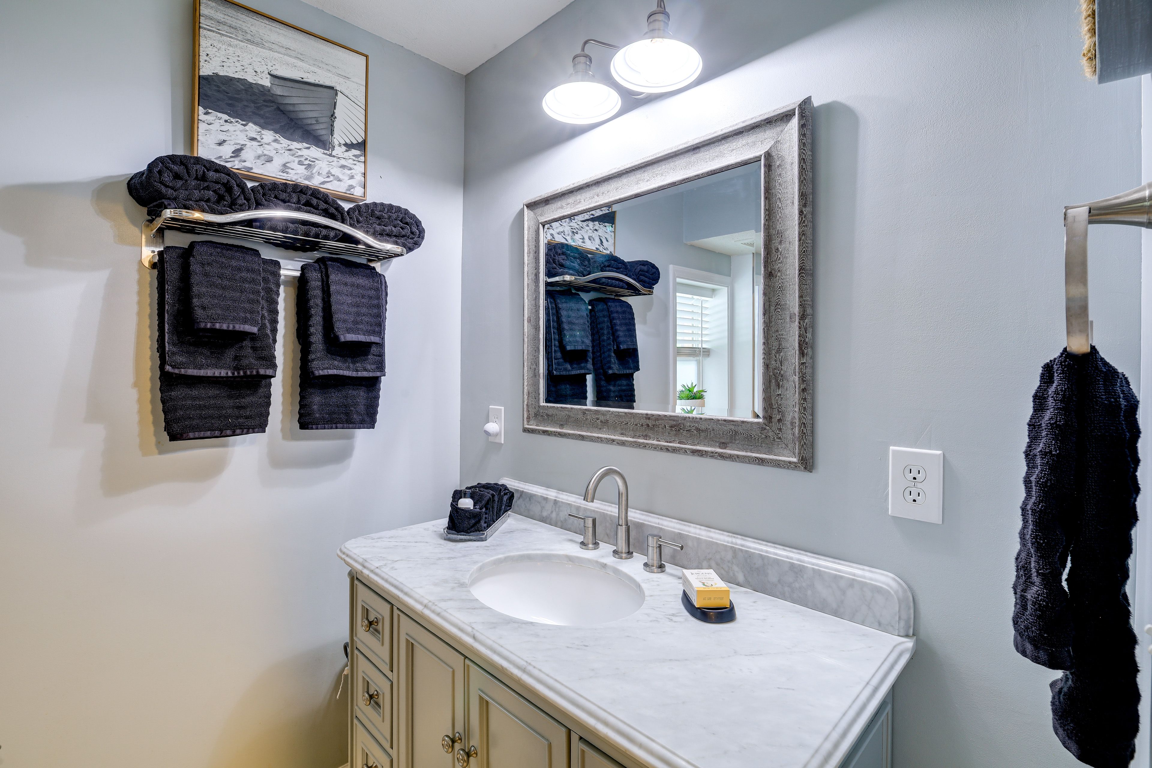 Full Bathroom | Towels Provided | 2nd Floor