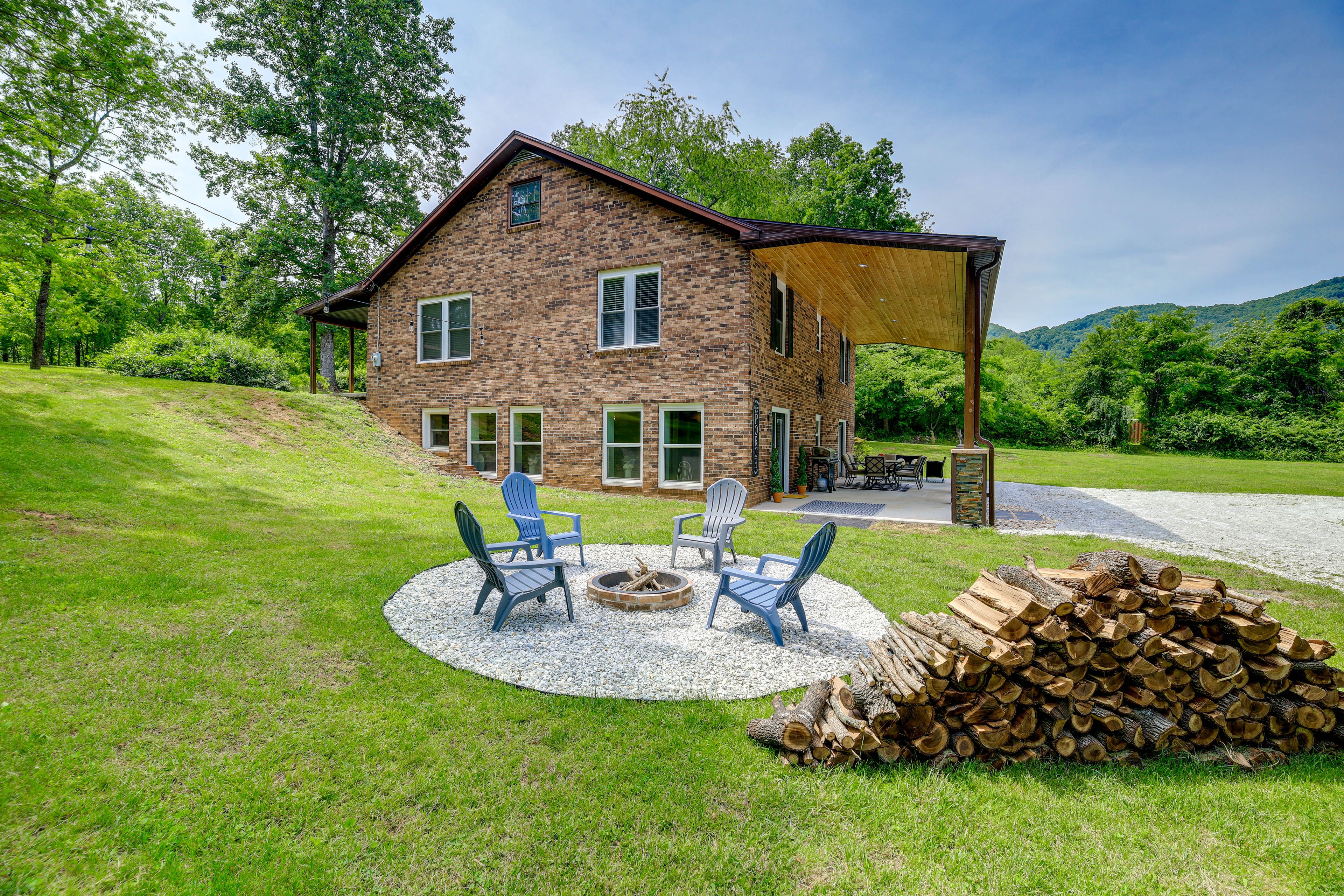 Lambsburg Vacation Rental | 4BR | 2BA | 2,400 Sq Ft | Stairs Required