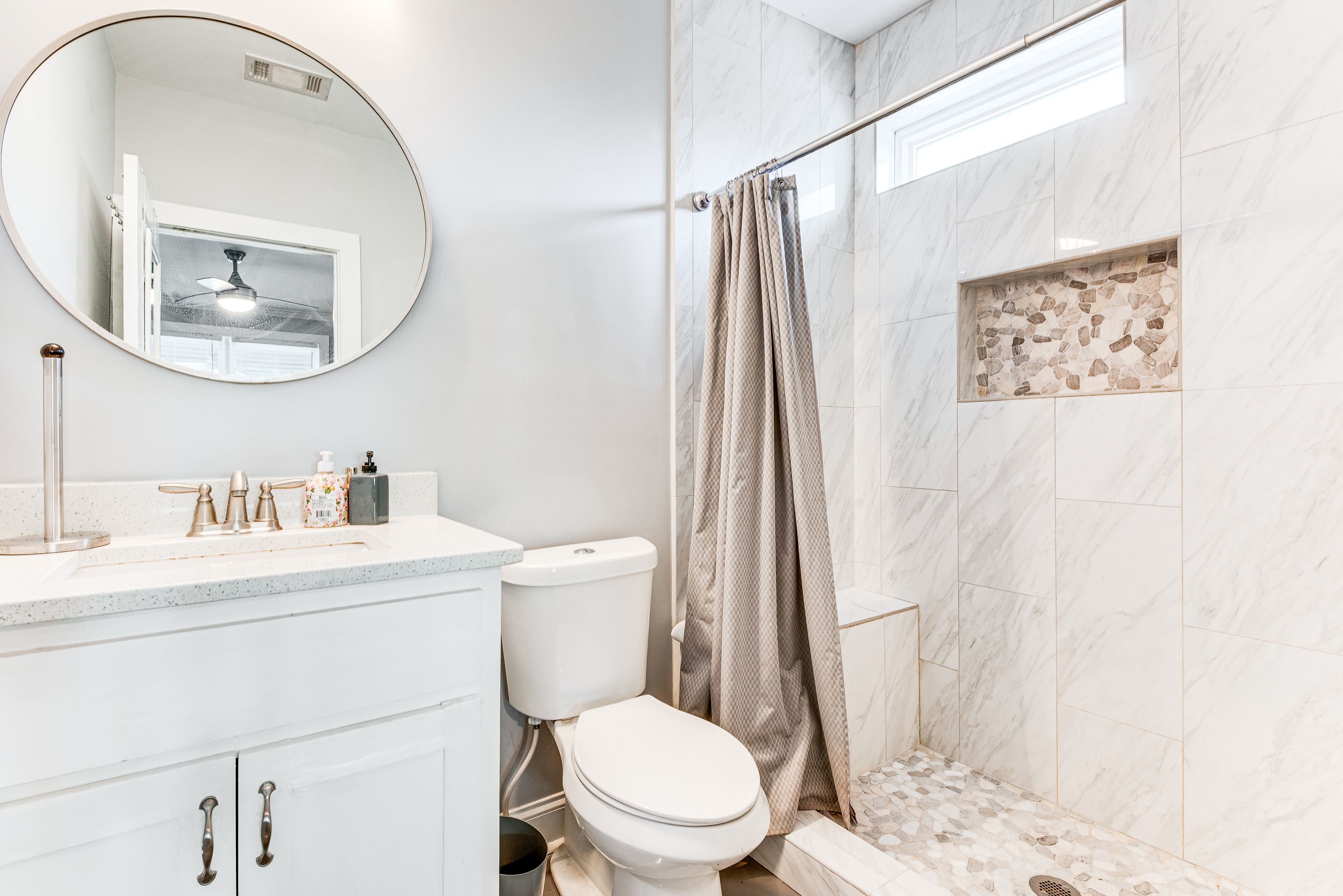 Full Bathroom | Towels Provided