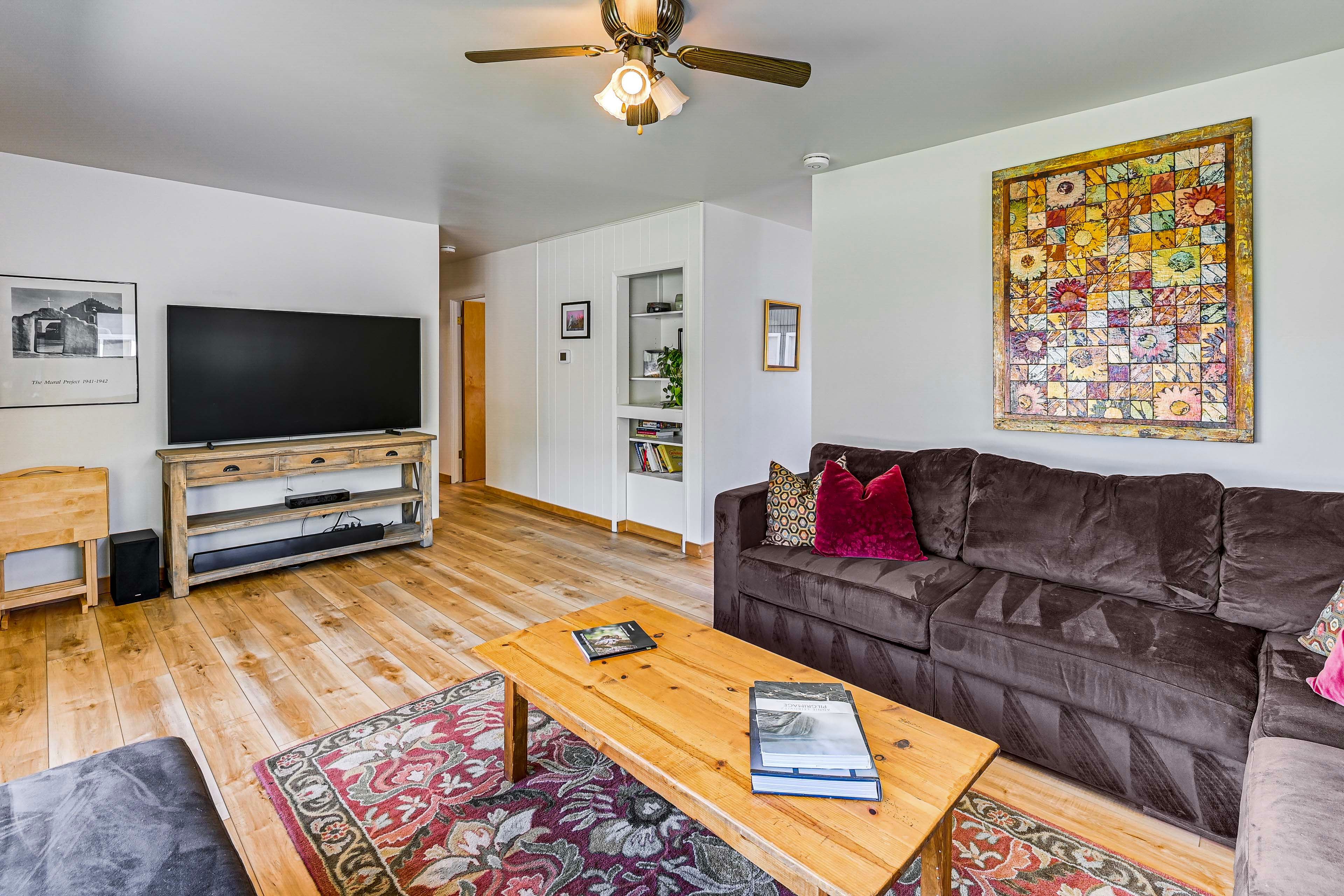 Living Area | Smart TV w/ Cable