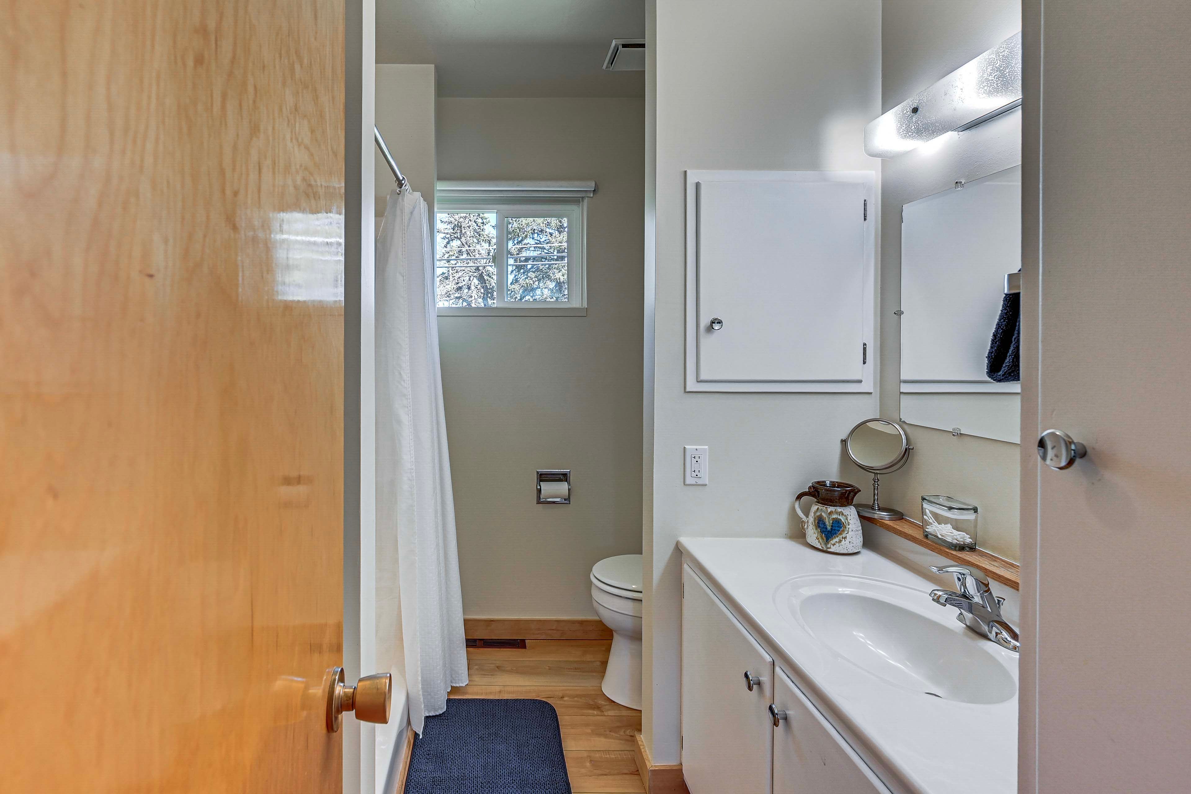 Full Bathroom | Towels Provided | Laundry