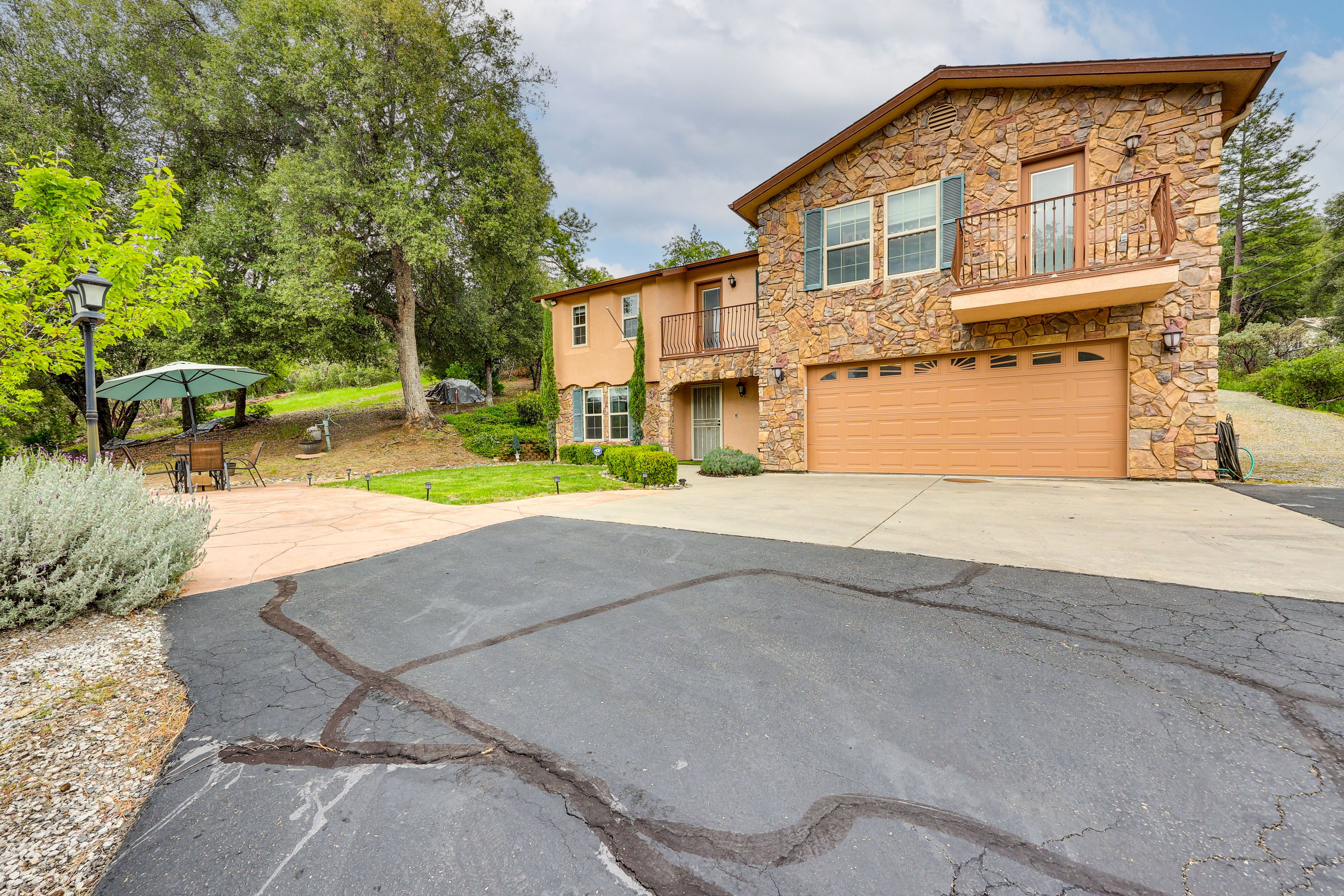 Exterior | Parking | Garage (2 Vehicles) | Driveway (3 Vehicles)