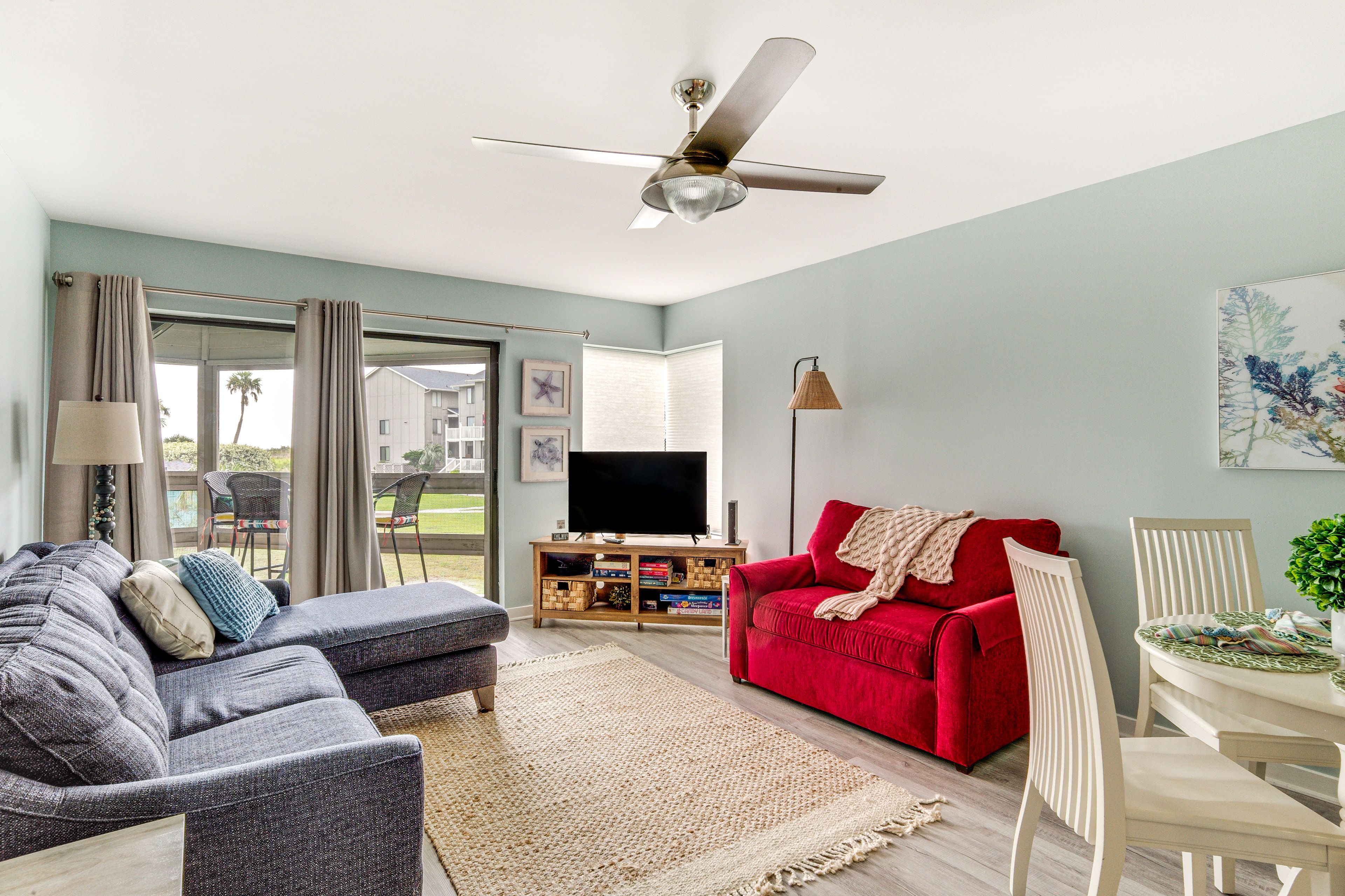 Living Room | Free WiFi | Smart TV | Queen Sleeper Sofa