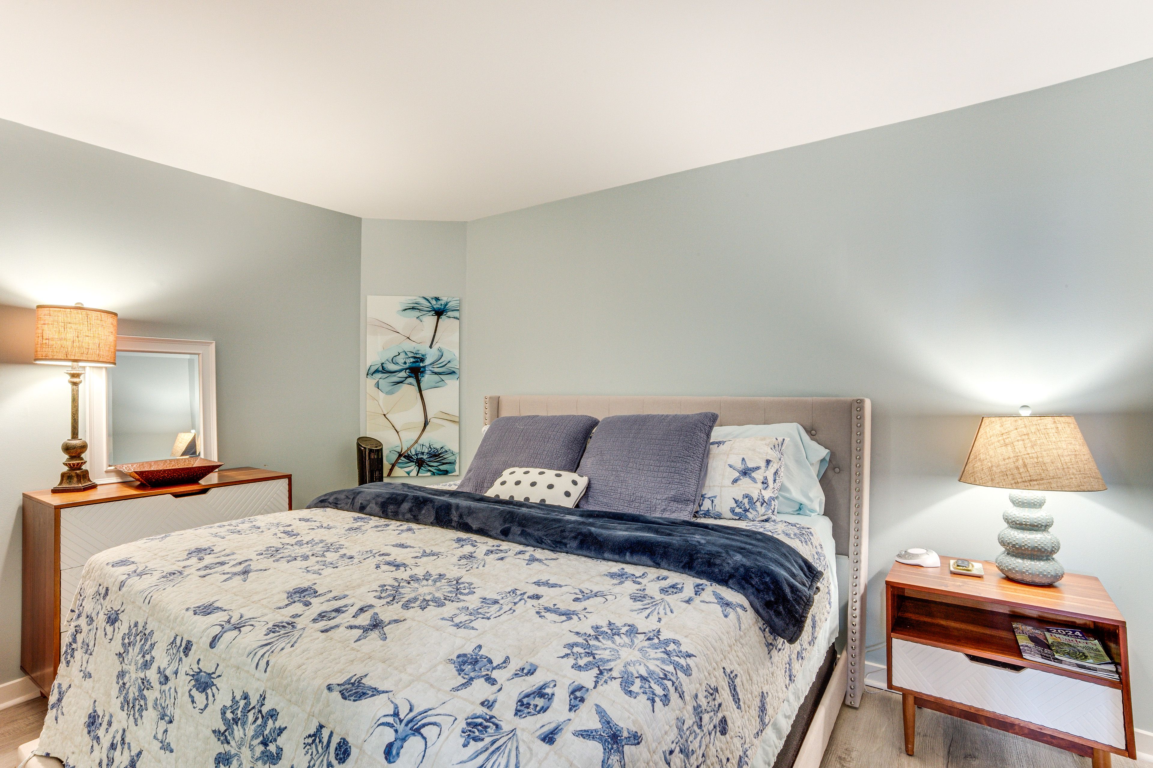 Bedroom | King Bed | Linens Provided