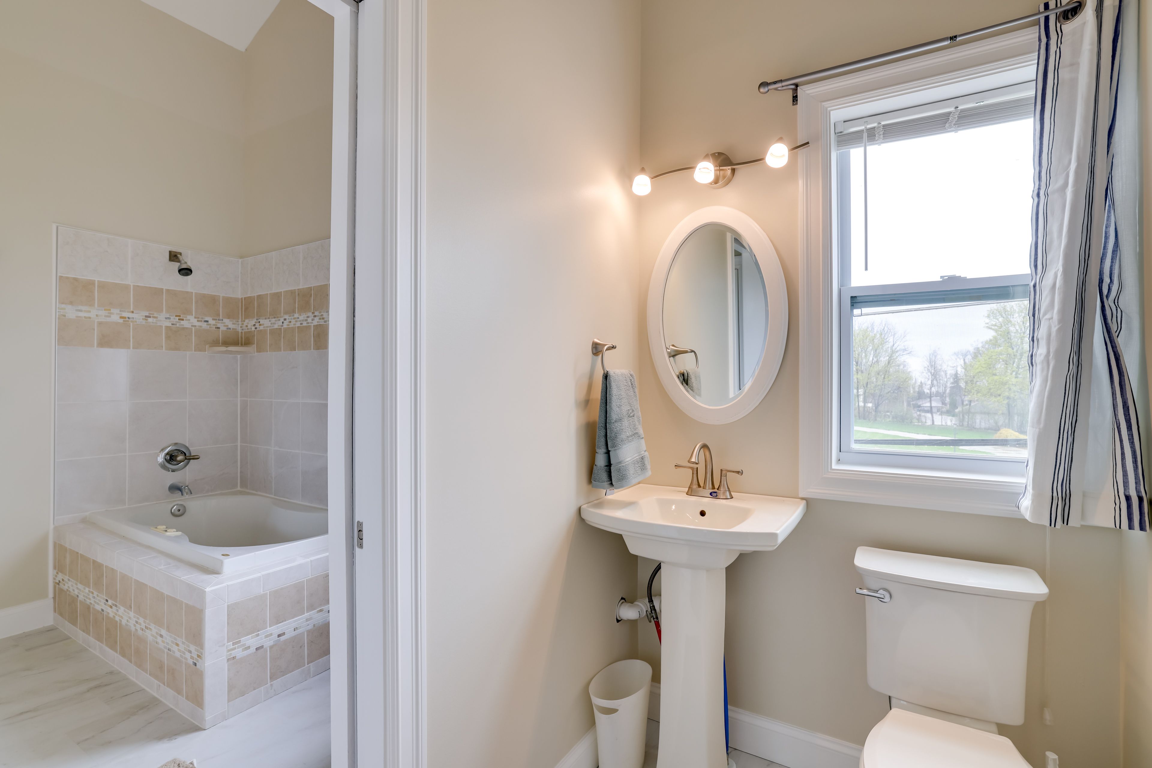 En-Suite Bathroom | 2nd Floor | Towels Provided | Jetted Tub