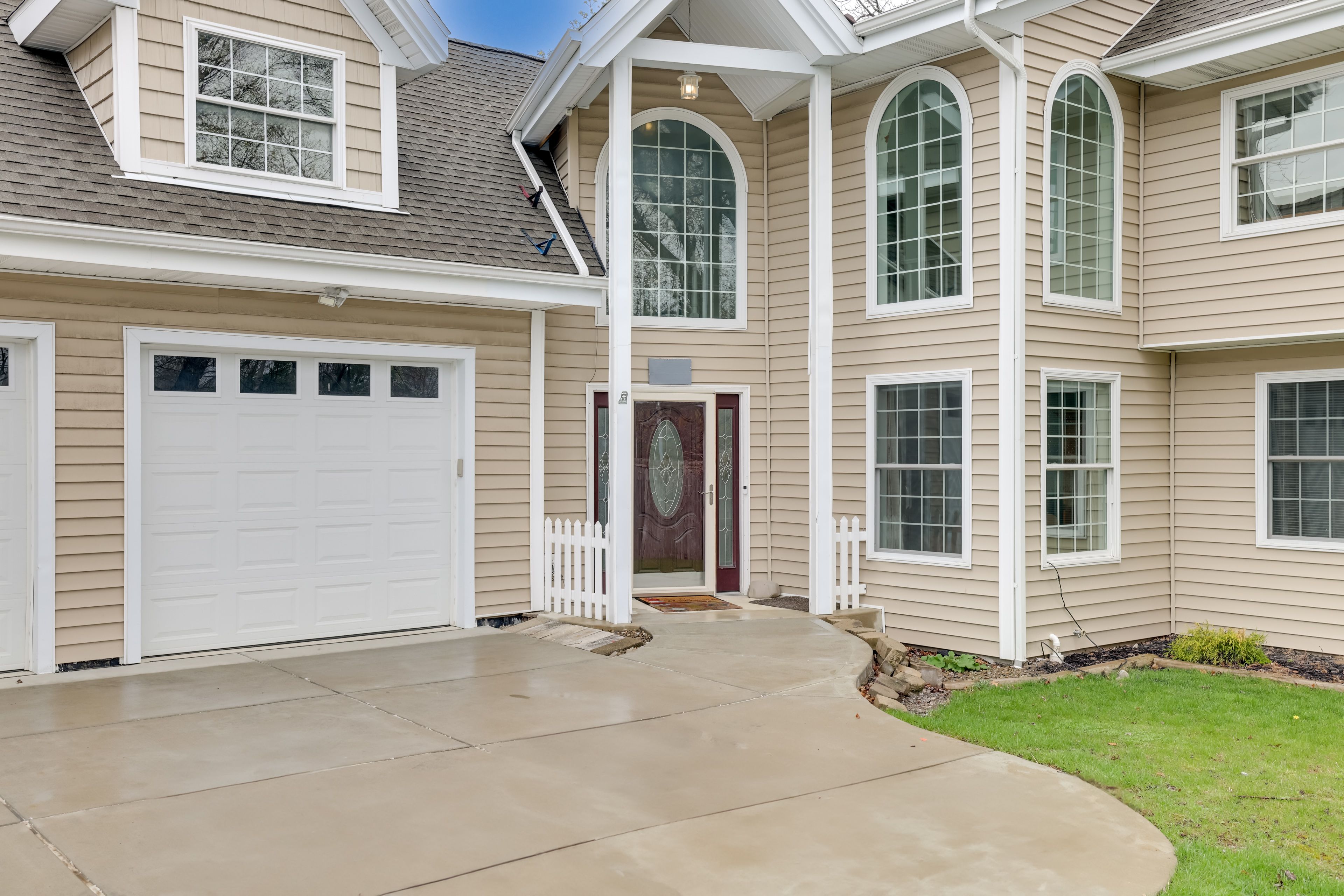 Parking | Driveway (3 Vehicles) | Small Boat Trailer or RV Parking