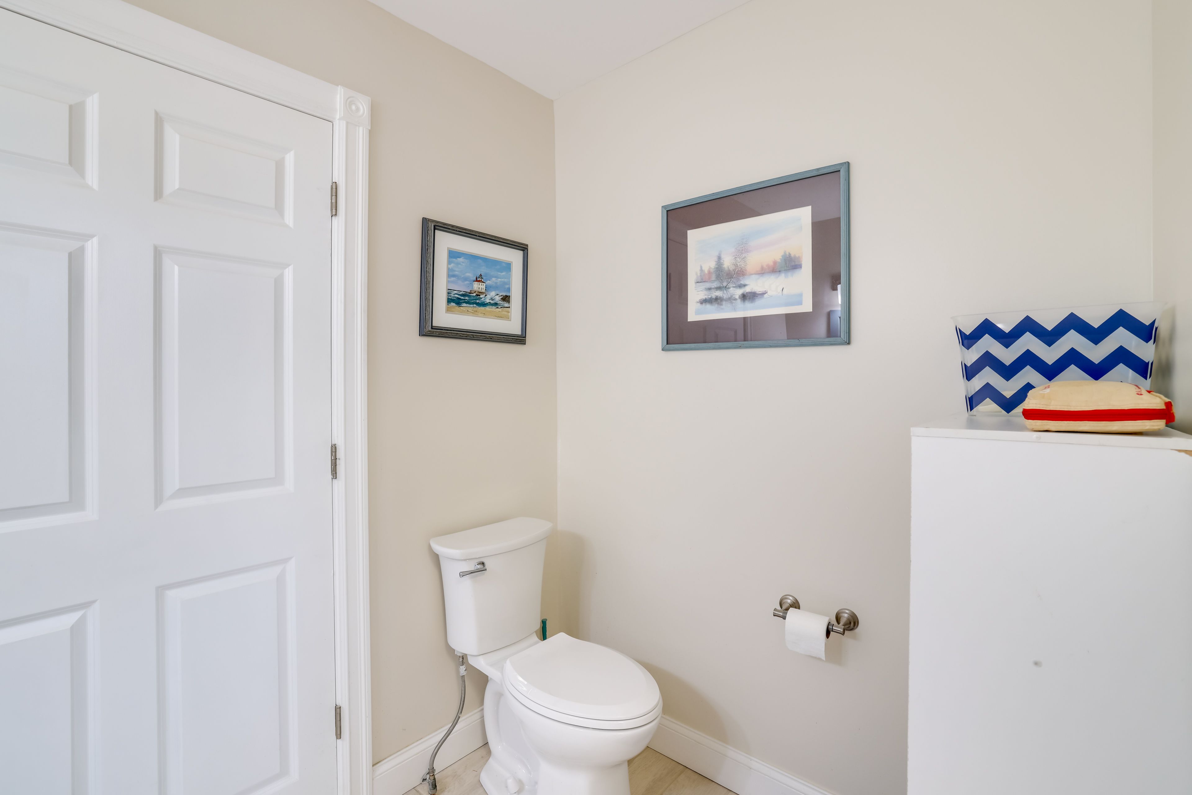 Half Bathroom | 1st Floor | Towels Provided