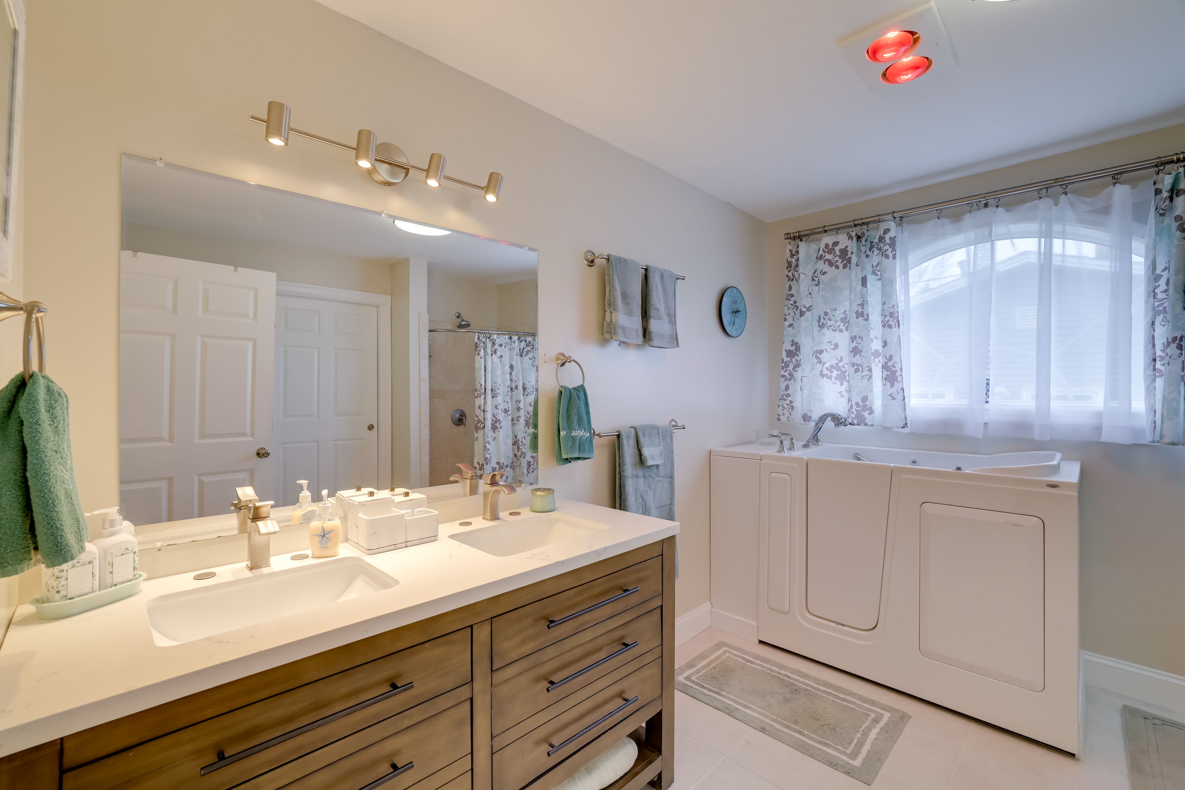 En-Suite Bathroom | 2nd Floor | Towels Provided | Jetted Tub
