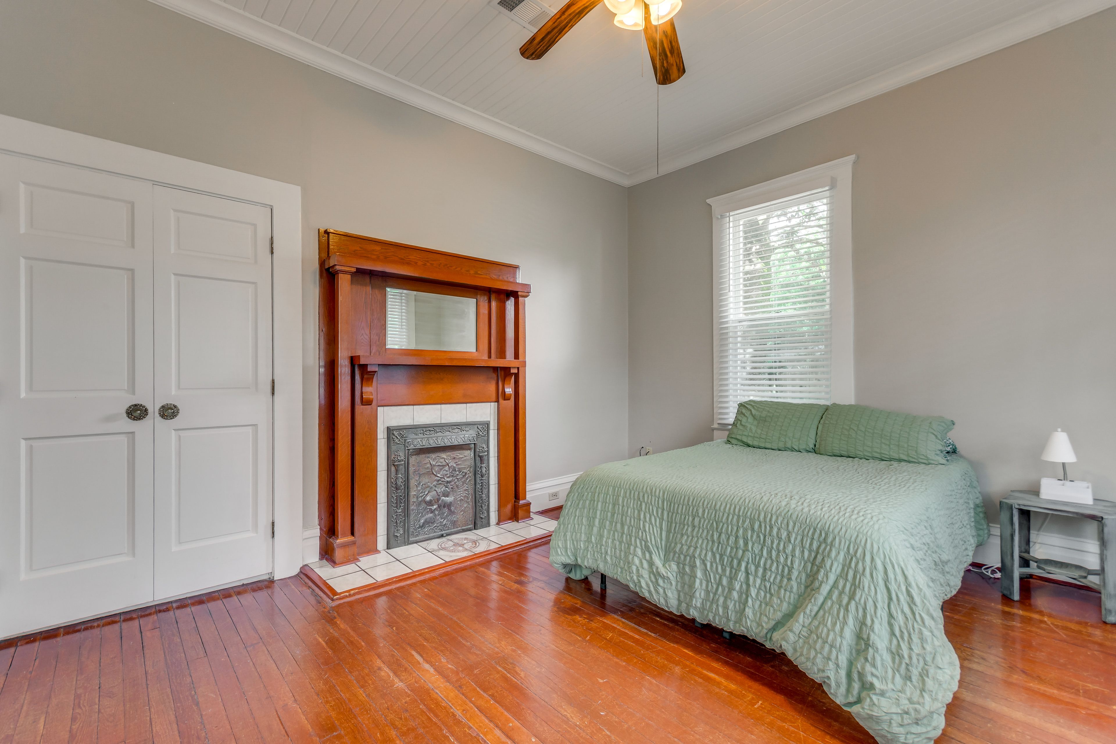 Bedroom 1 | Queen Bed