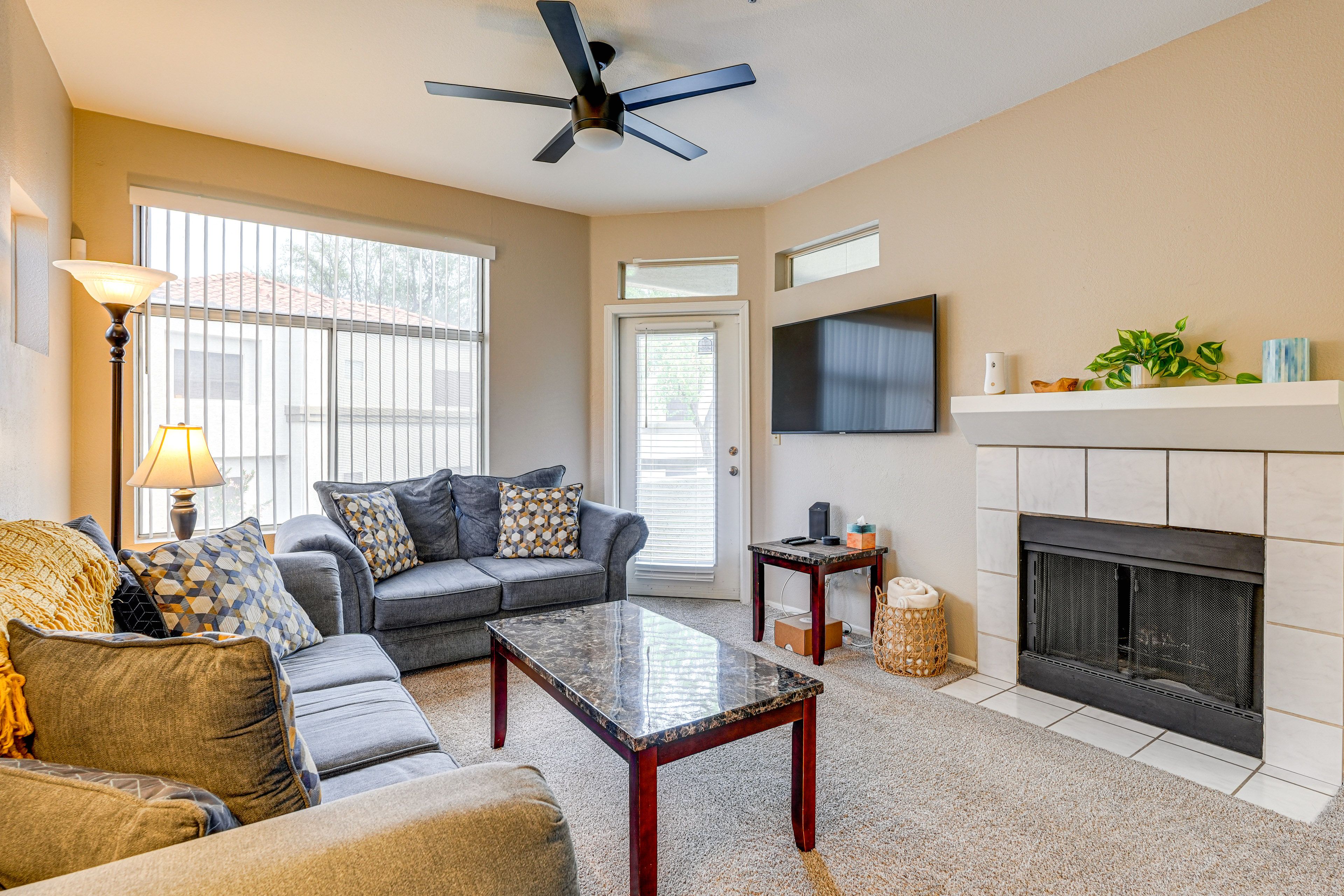 Living Room | Free WiFi | Smart TV | Central A/C | Fireplace