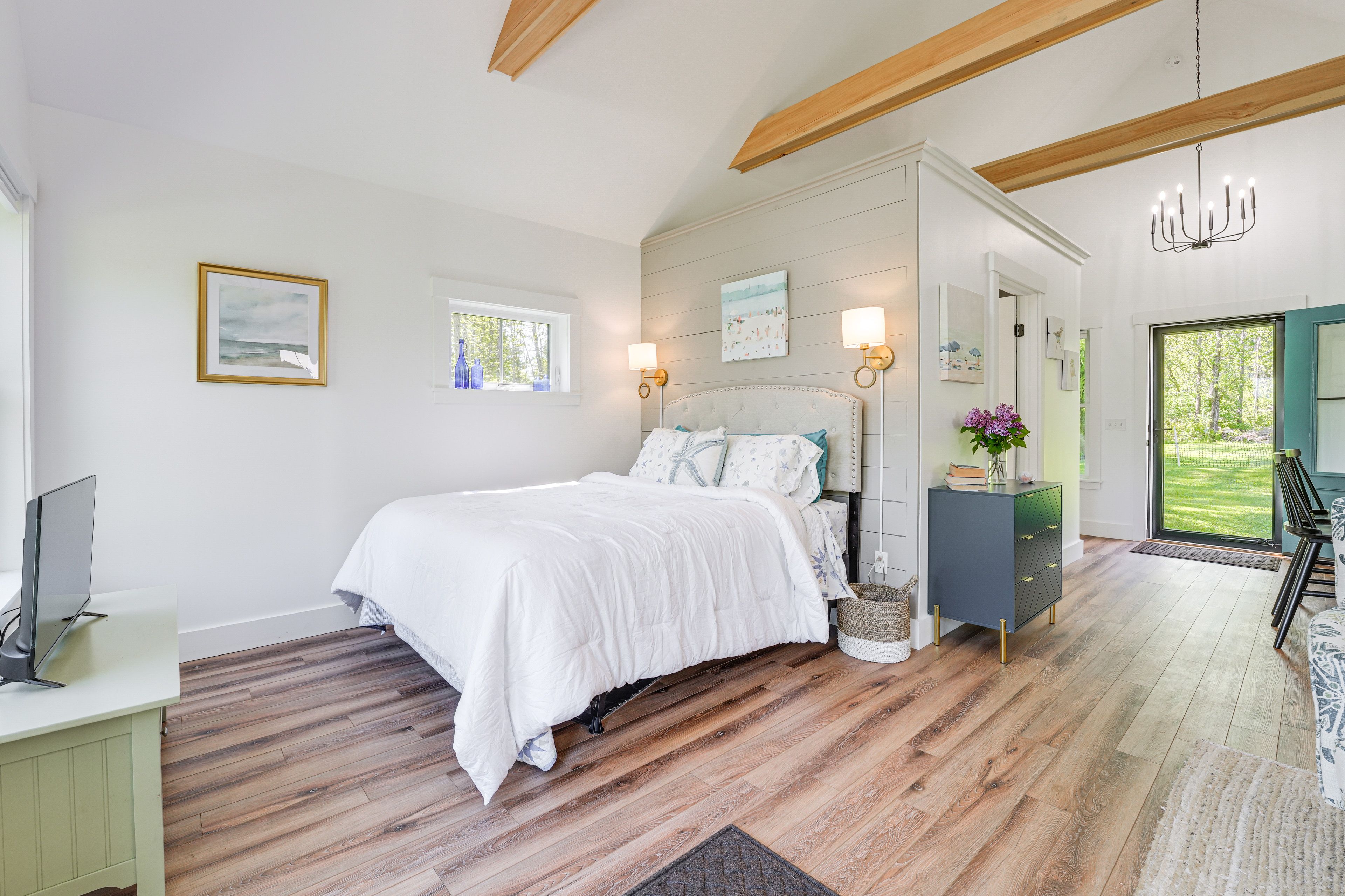 Studio | Queen Bed