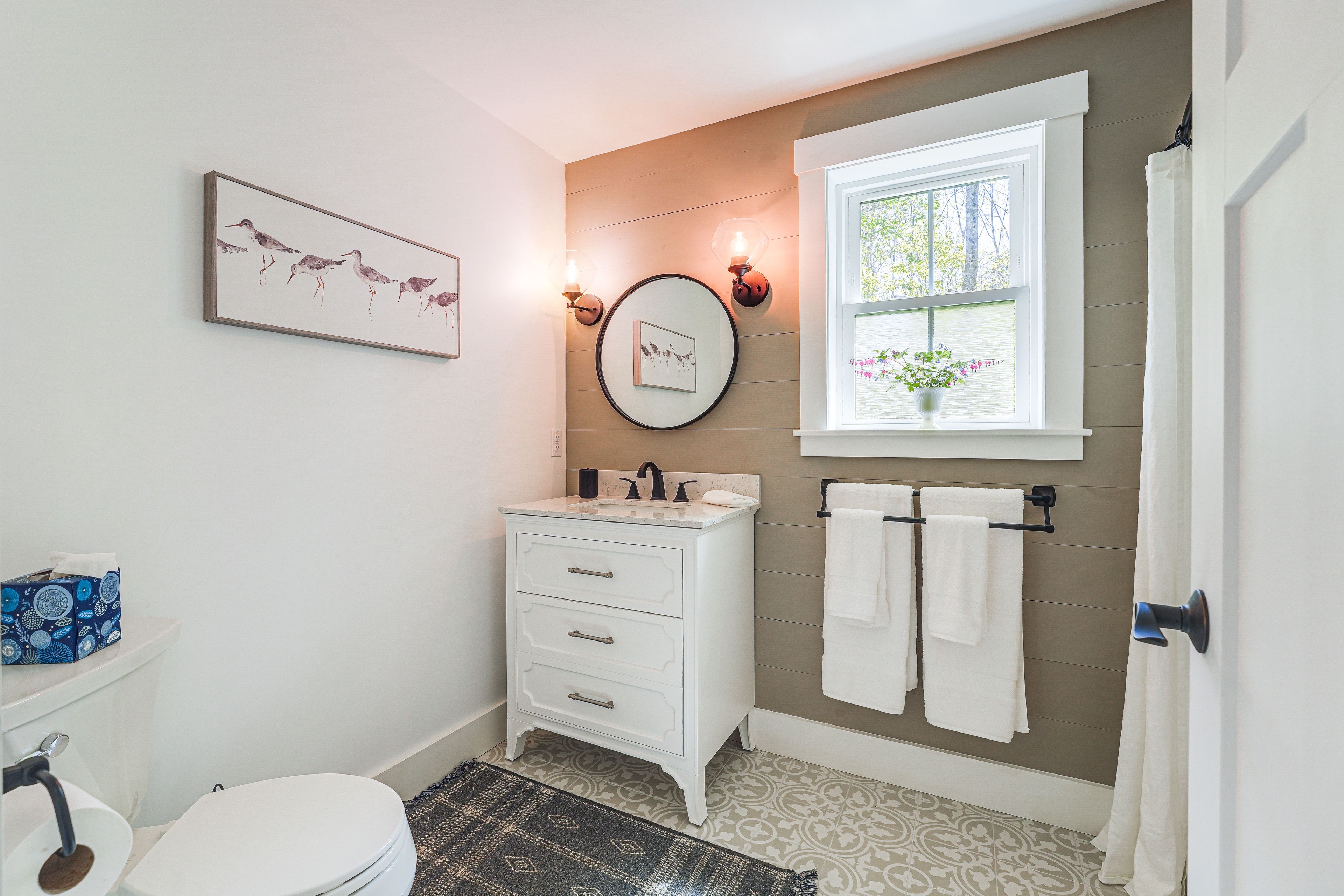 Full Bathroom | Towels Provided