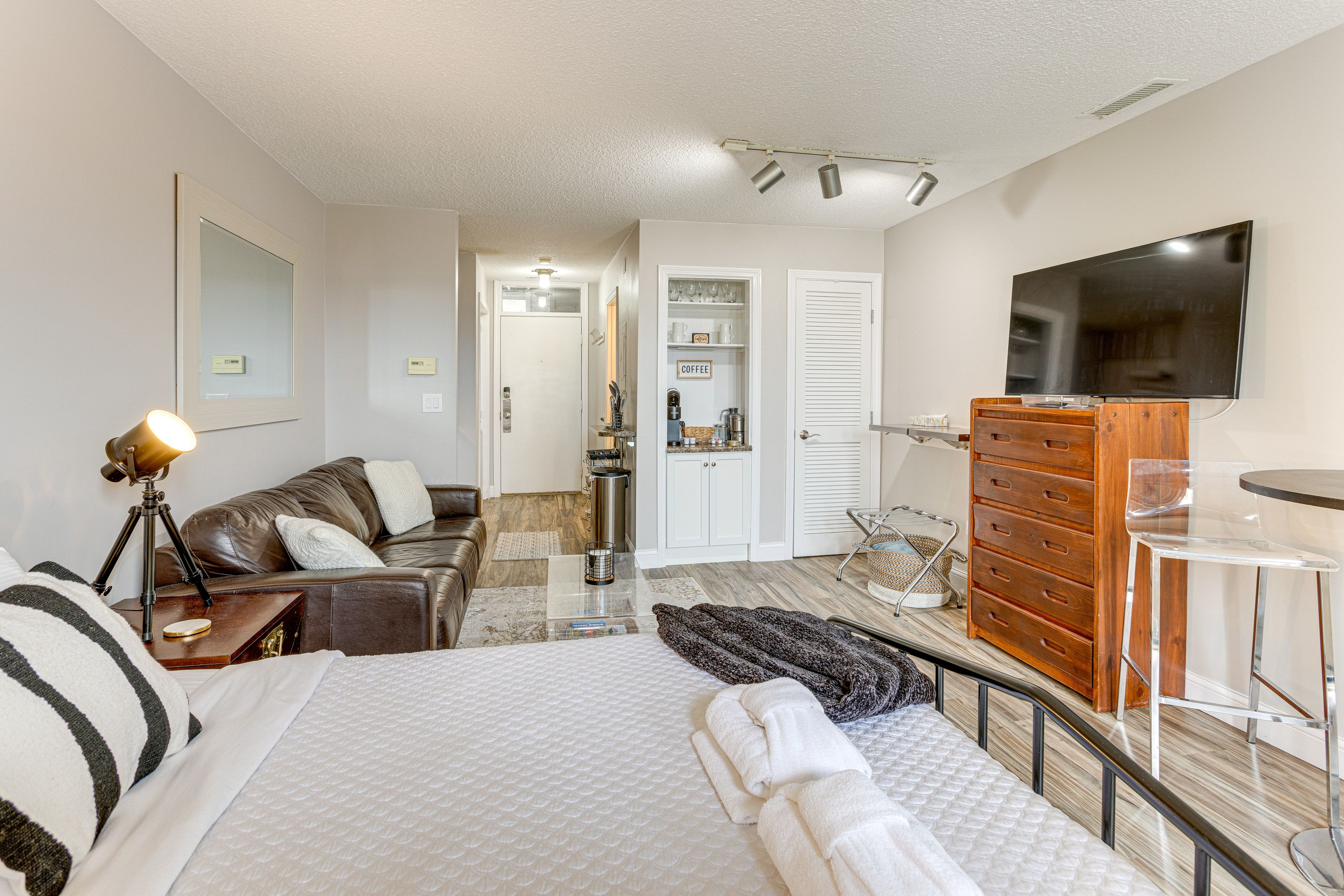 Studio | Queen Bed | Queen Sleeper Sofa | Smart TV | Free WiFi